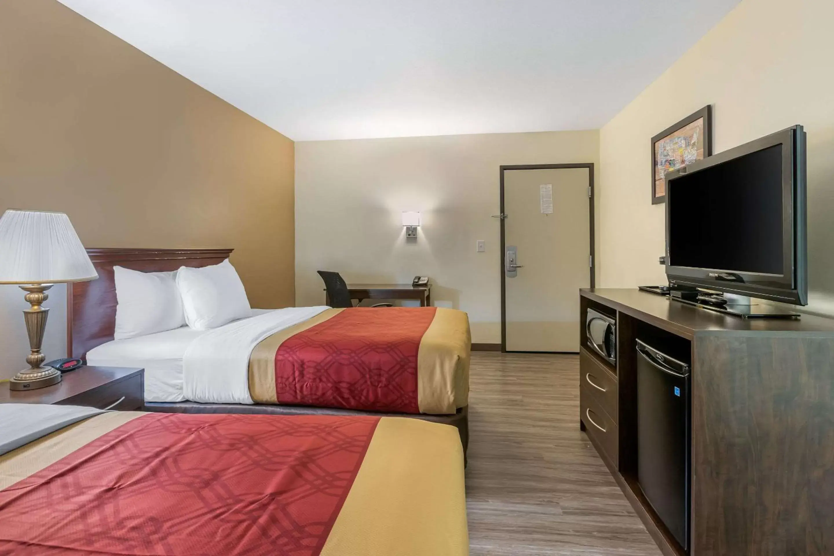 Double Room with Two Double Beds - Non-Smoking in Econo Lodge Inn & Suites Des Moines Fairgrounds Area Double Room with Two Double Beds - Non-Smoking in Econo Lodge Inn & Suites Des Moines Fairgrounds Area