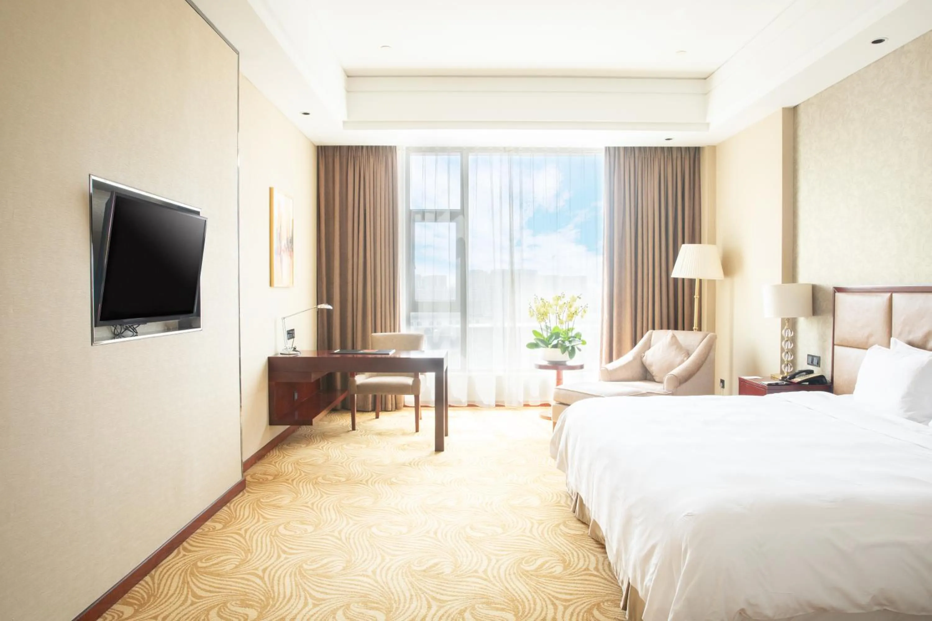 Photo of the whole room, Bed in Holiday Inn Foshan Nanhai Central by IHG