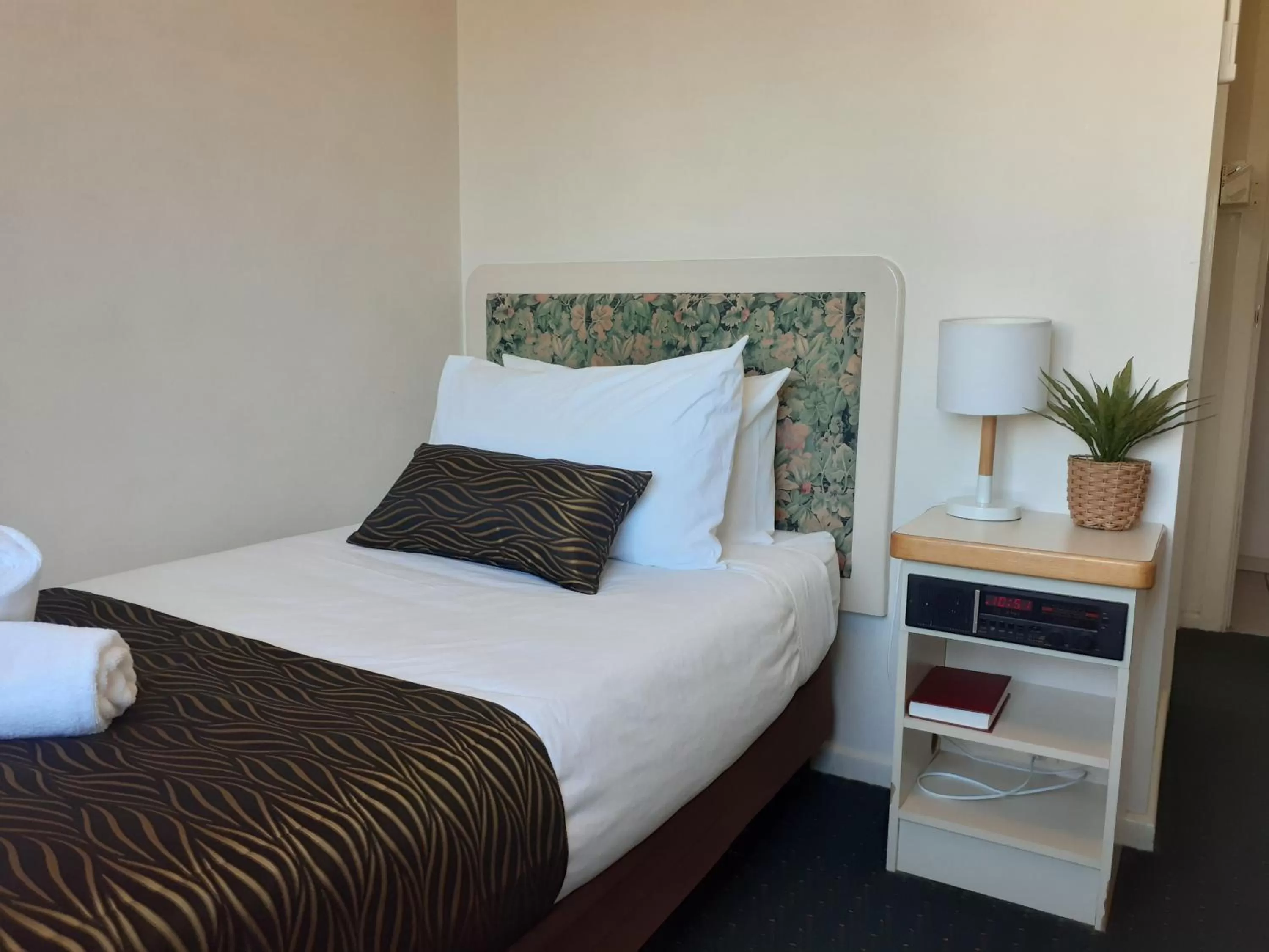 Bed in Crest Motor Inn