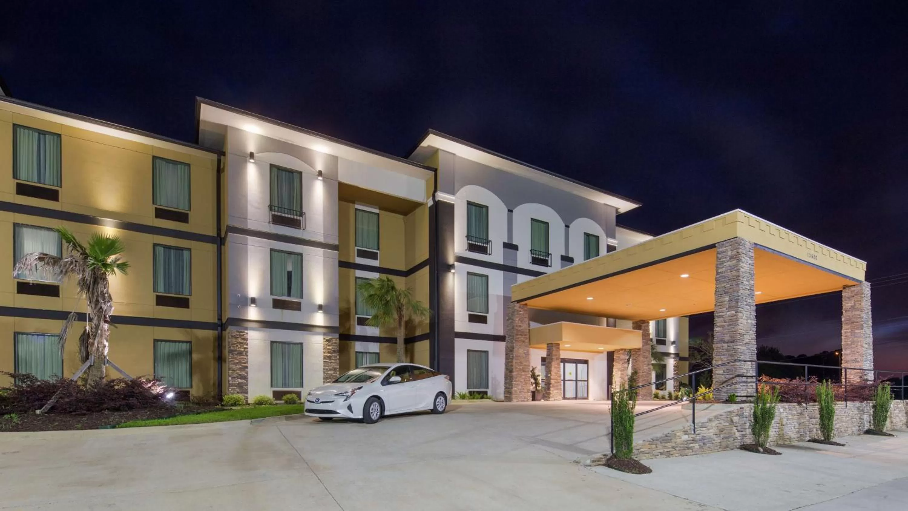 Property building in Best Western Plus Regency Park