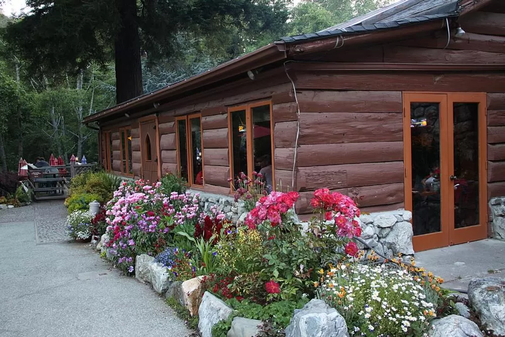 Facade/entrance in Big Sur River Inn