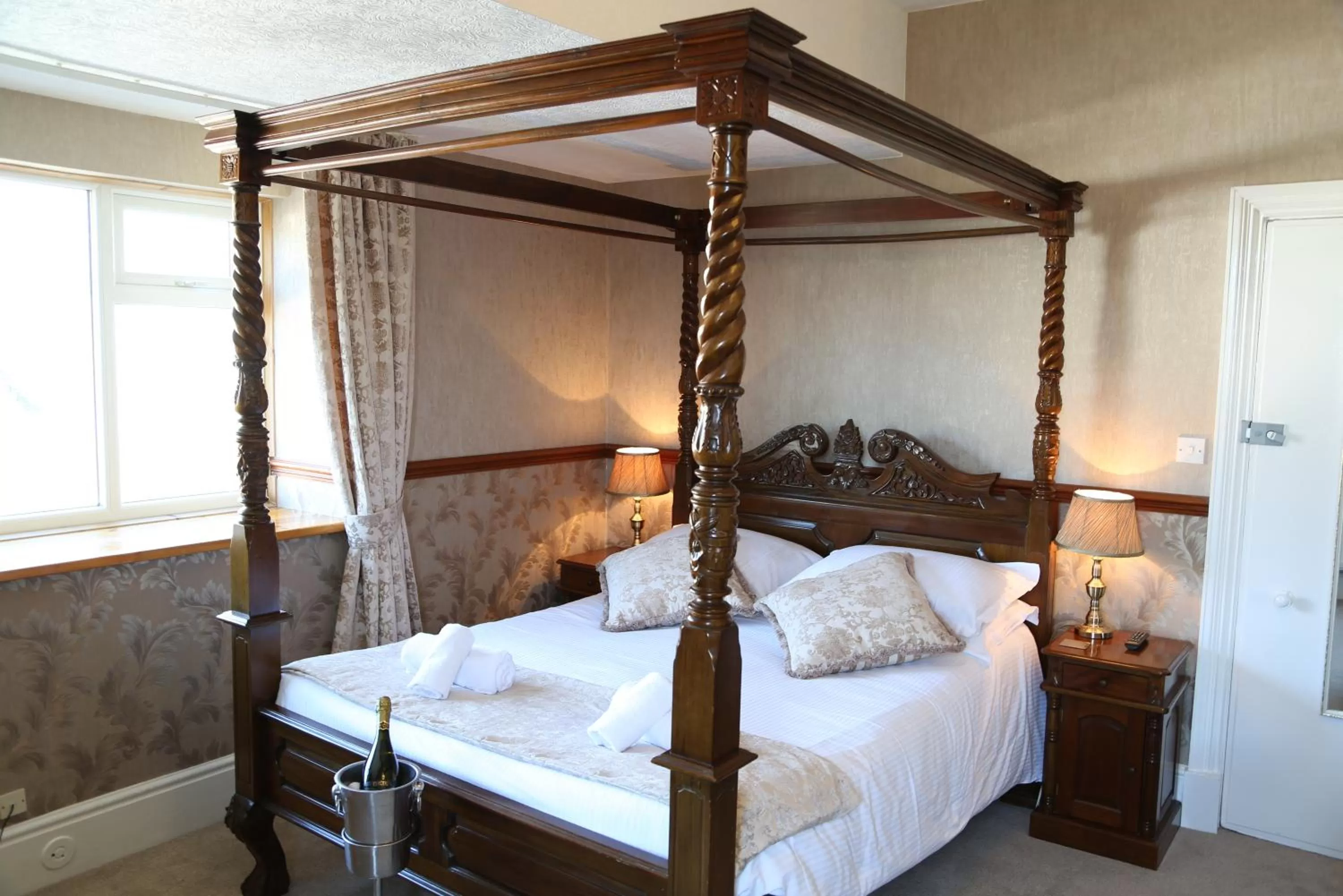 Executive Room with Mountain View in Keswick Park Hotel