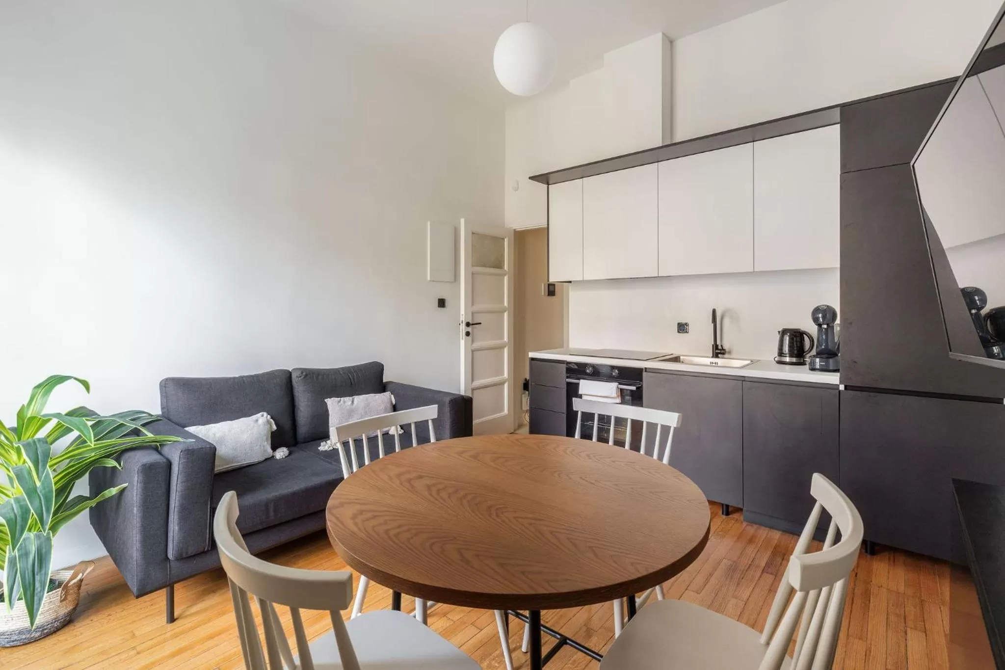 Dining Area in ZOIA The Met by UPSTREET