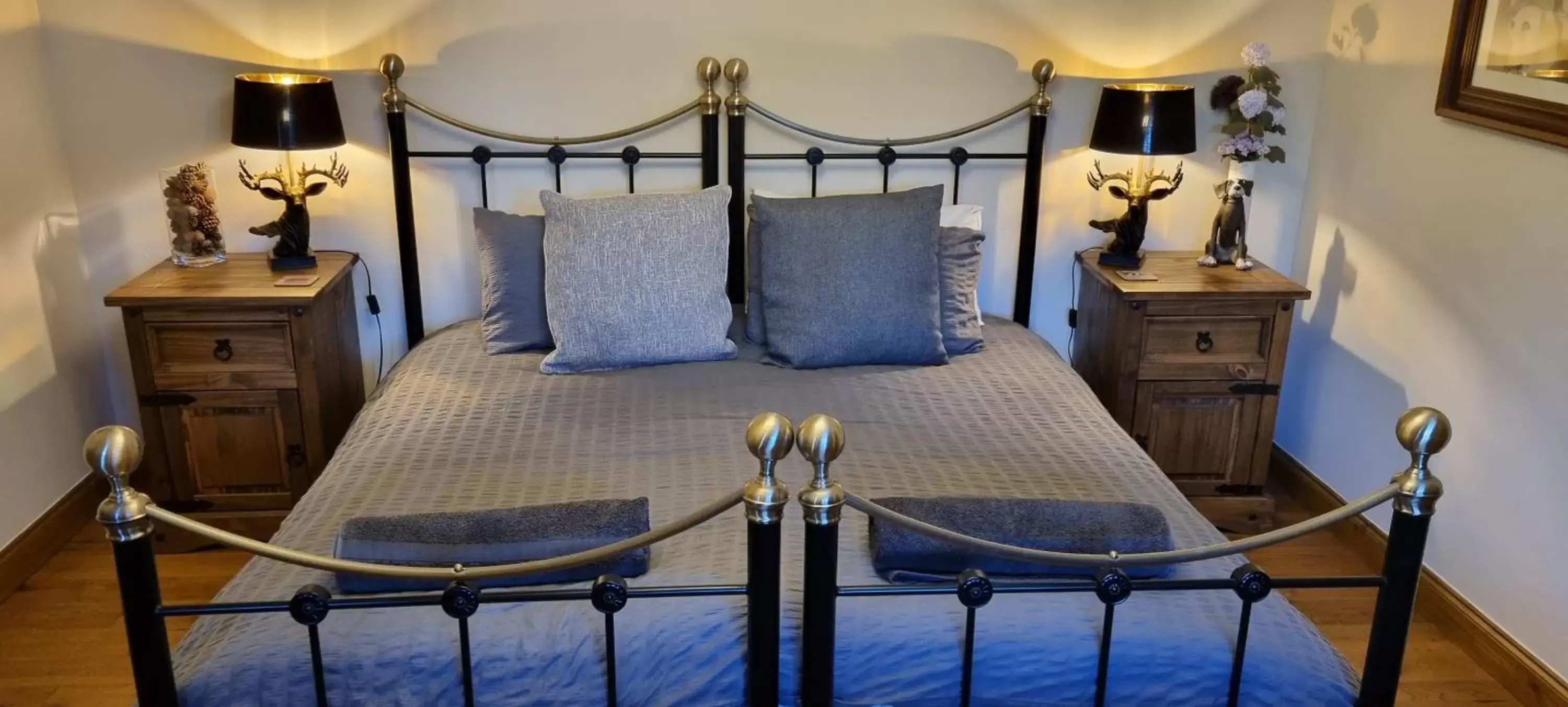 King Room with Balcony in Lyonshall Lodge King Room with Balcony in Lyonshall Lodge