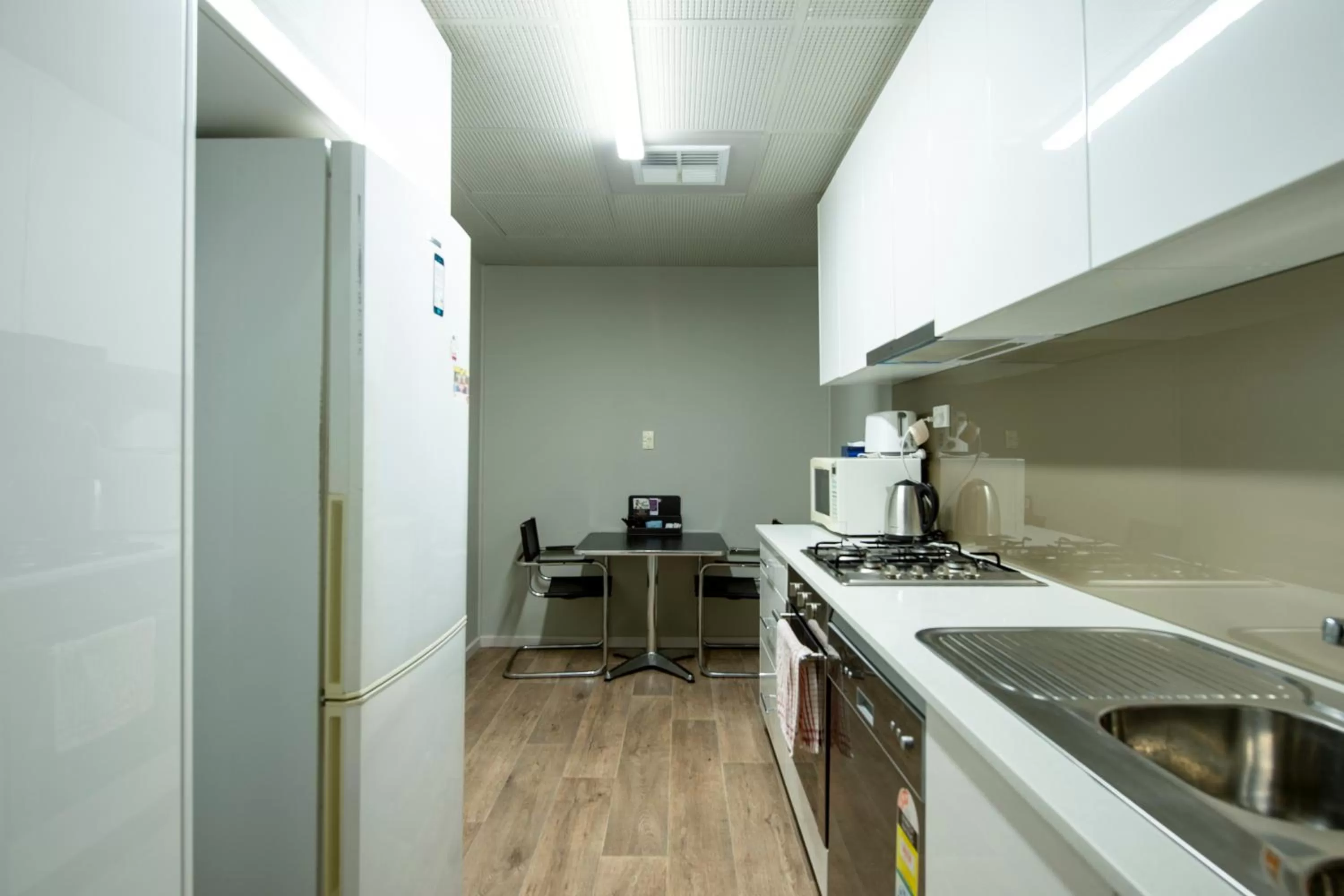 Kitchen/Kitchenette in City Centre Motel Hotel