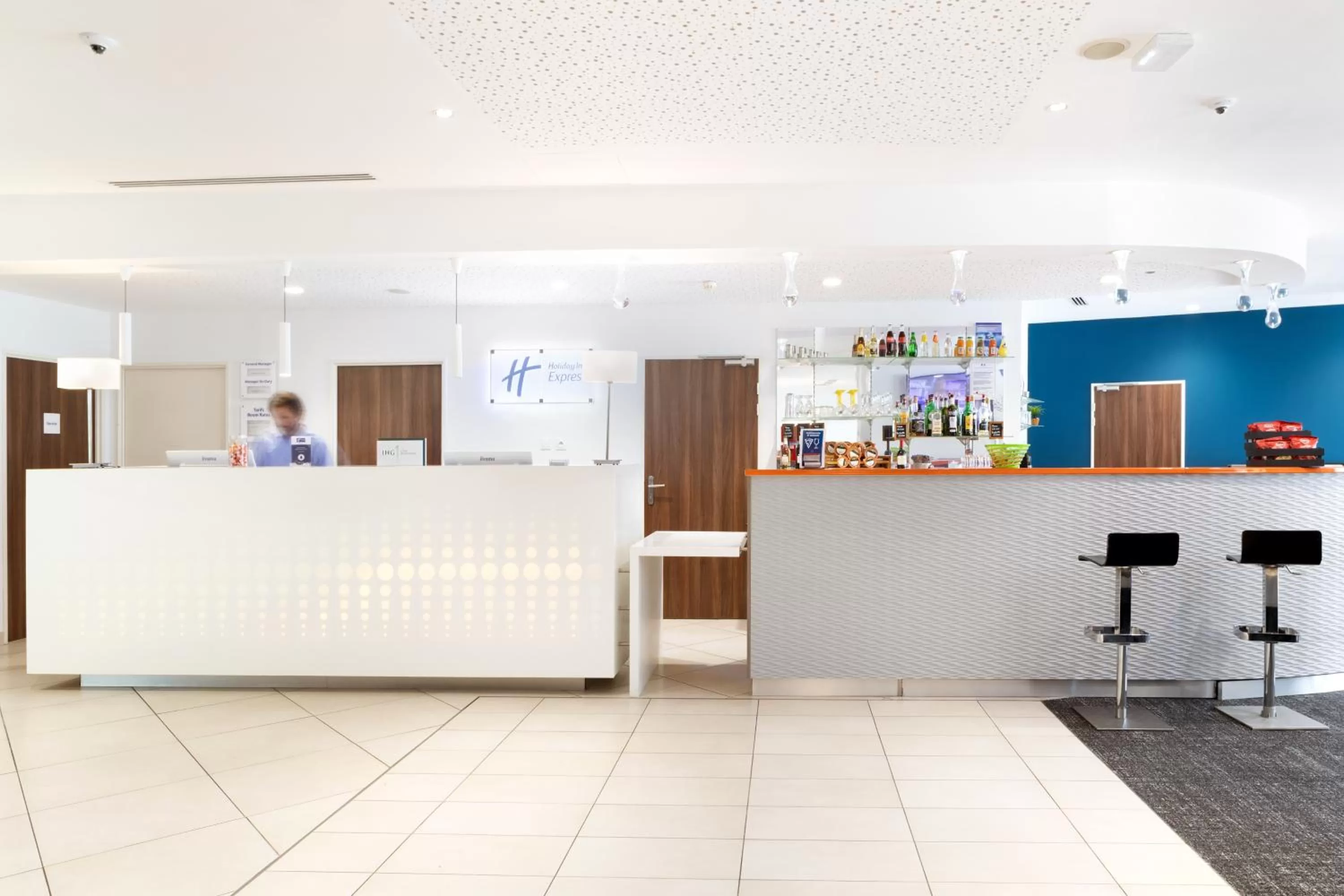 Lobby or reception in Holiday Inn Express Toulon - Est by IHG