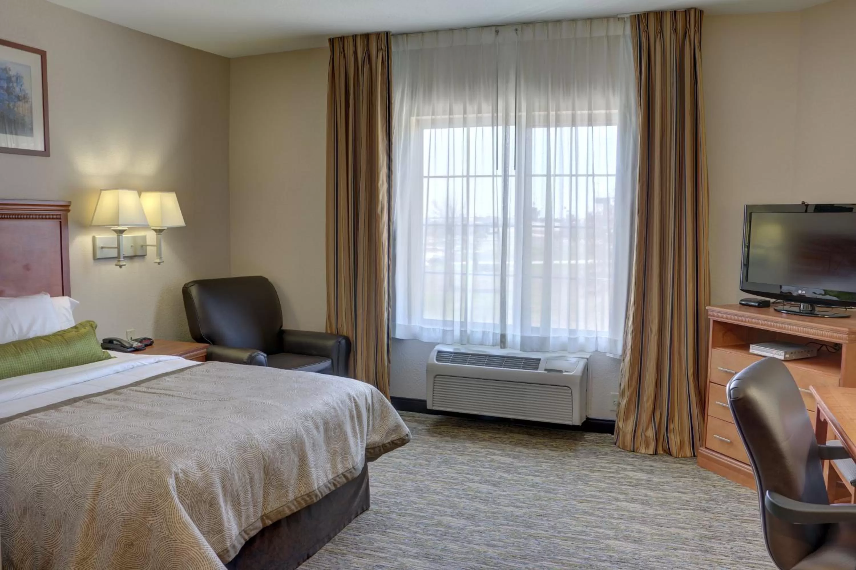 Photo of the whole room, Bed in Candlewood Suites Texarkana by IHG