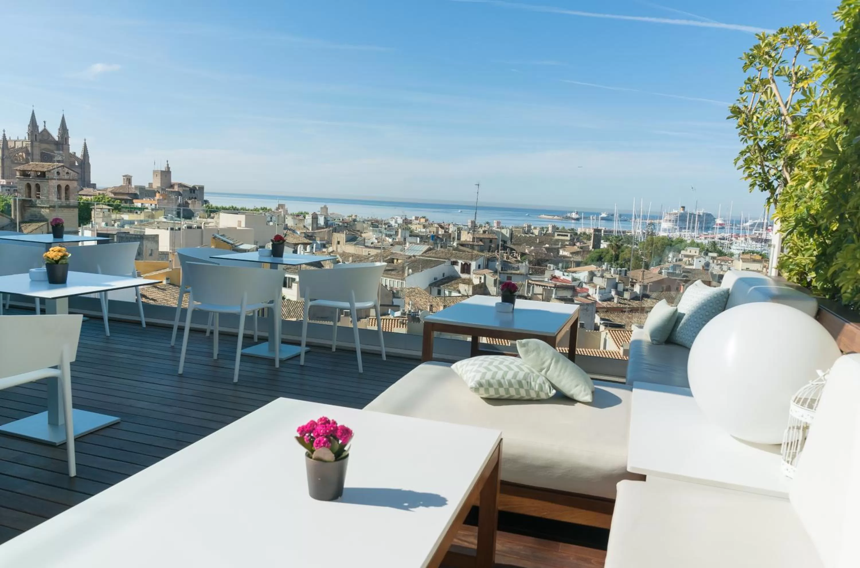 Restaurant/places to eat in Hotel Almudaina