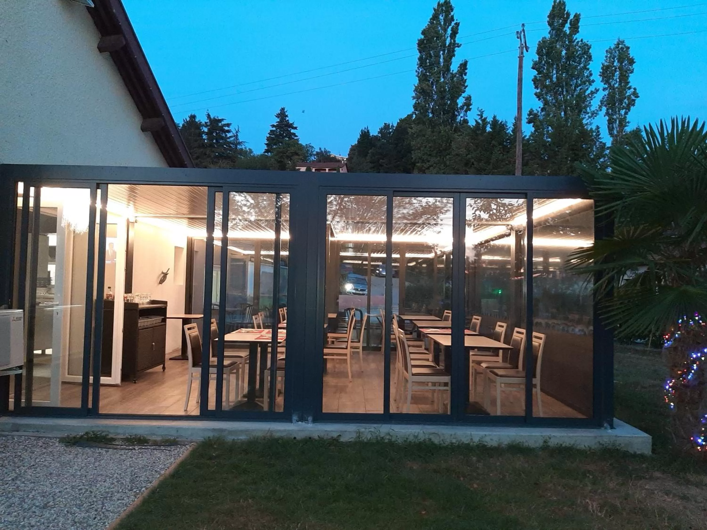 Restaurant/places to eat in Hotel Martinez Grenay