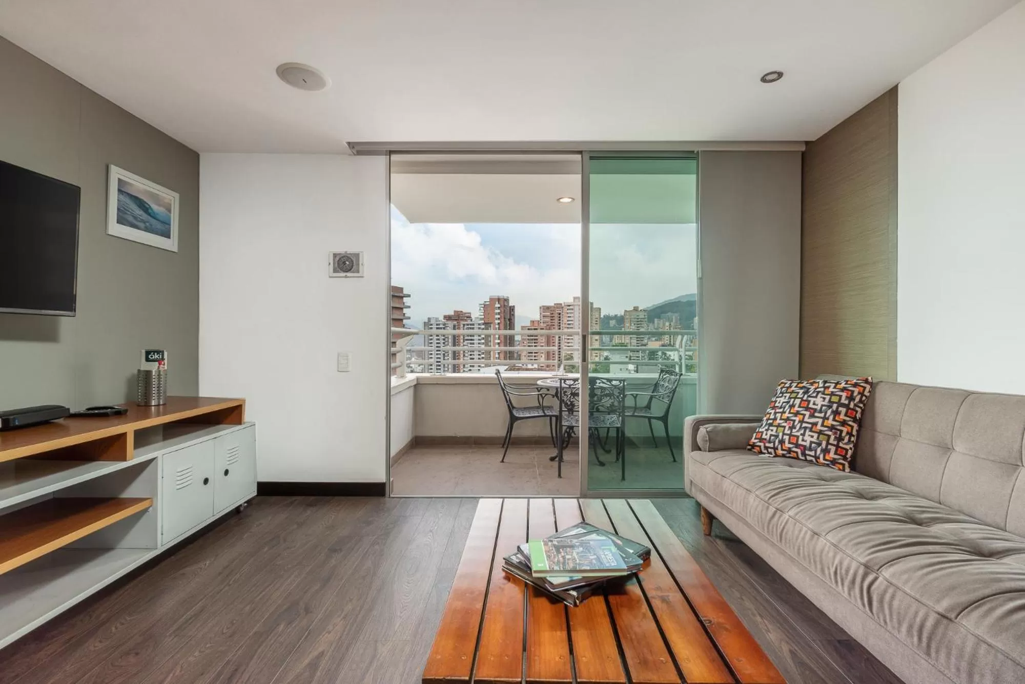 Living room in Apartamentos Poblado Alejandría by HOUSY HOST