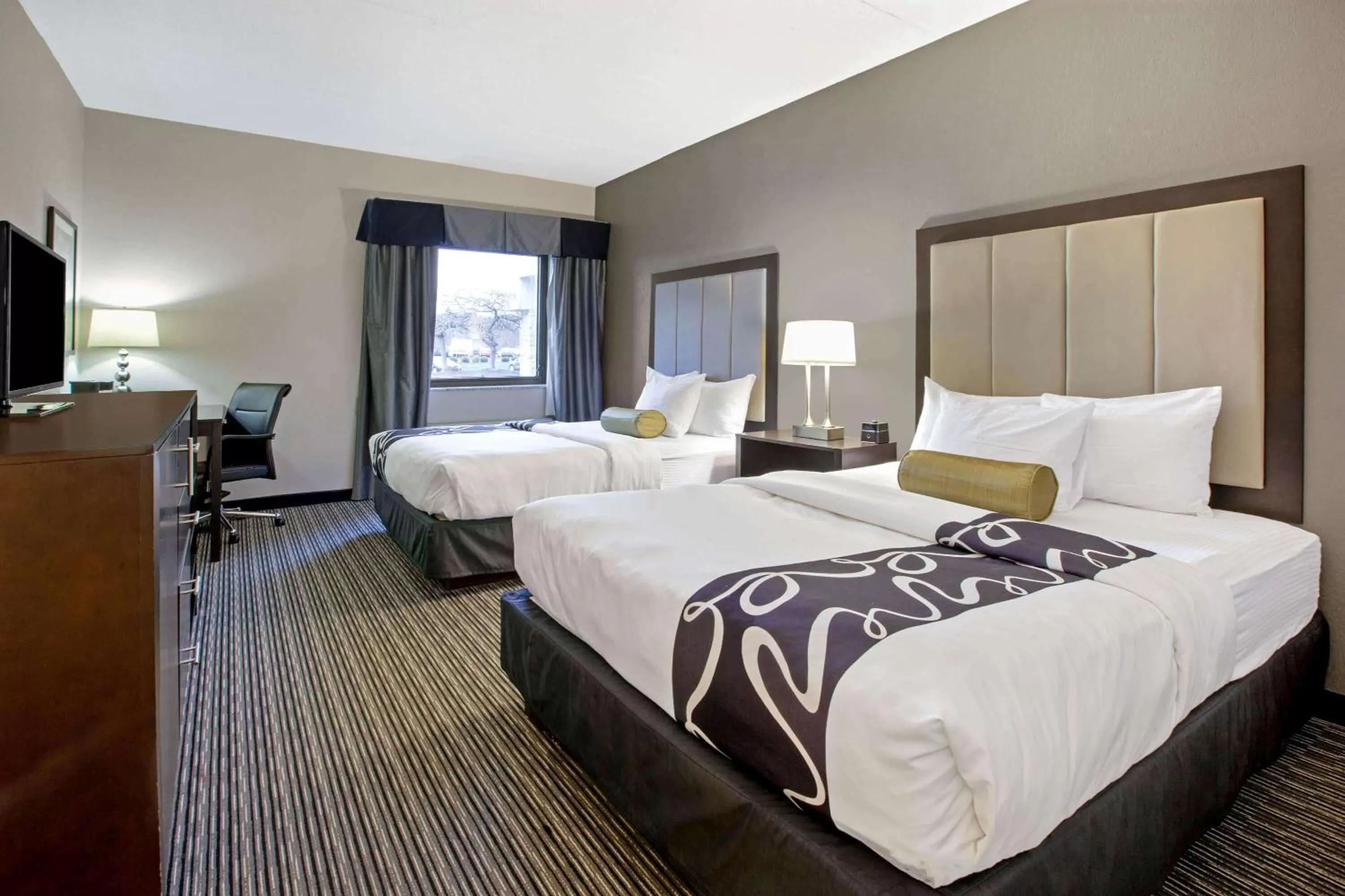 Photo of the whole room, Bed in La Quinta Inn & Suites by Wyndham Detroit Metro Airport