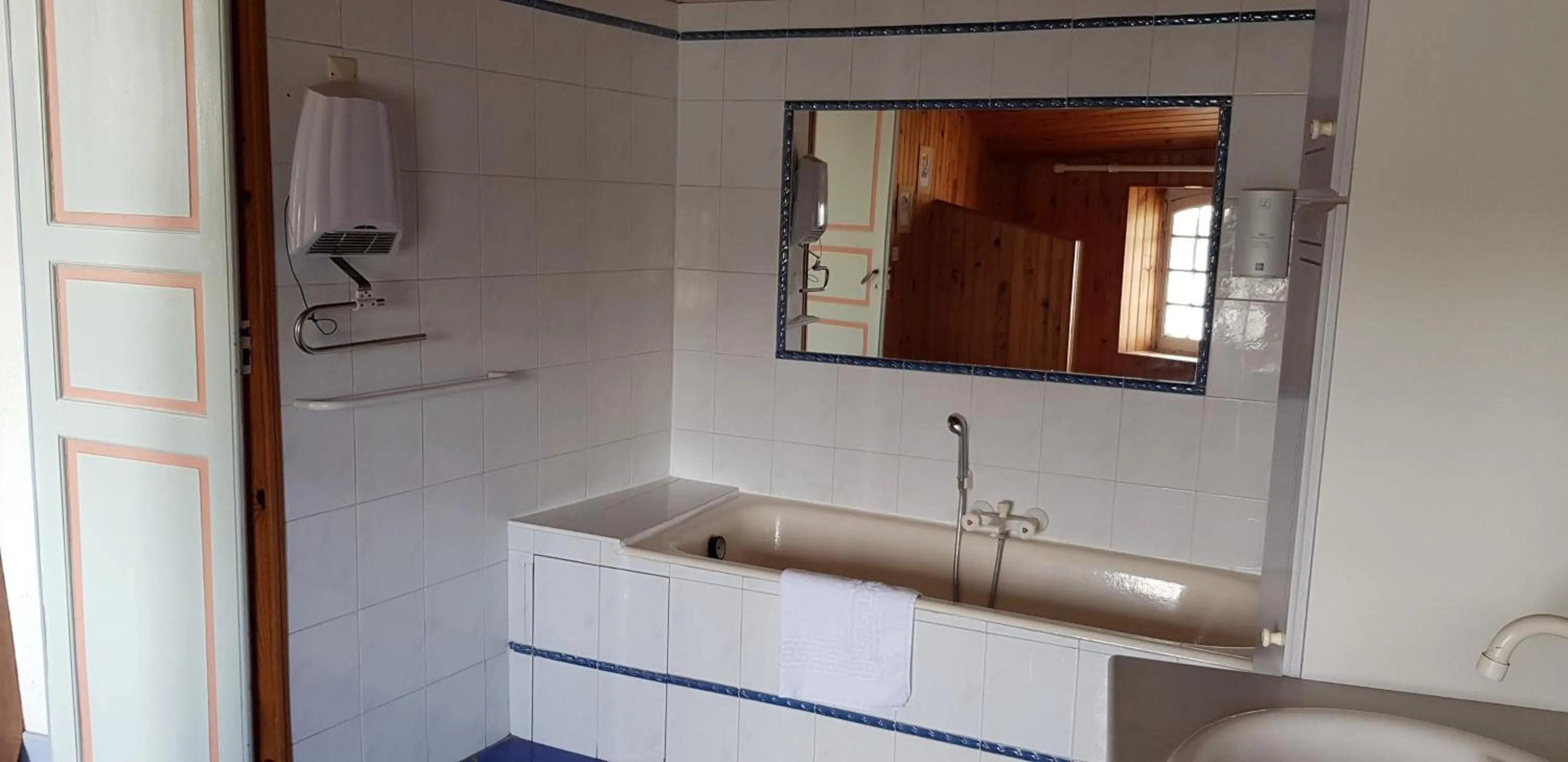 Kitchen/Kitchenette in Logis Hotel le Prieuré