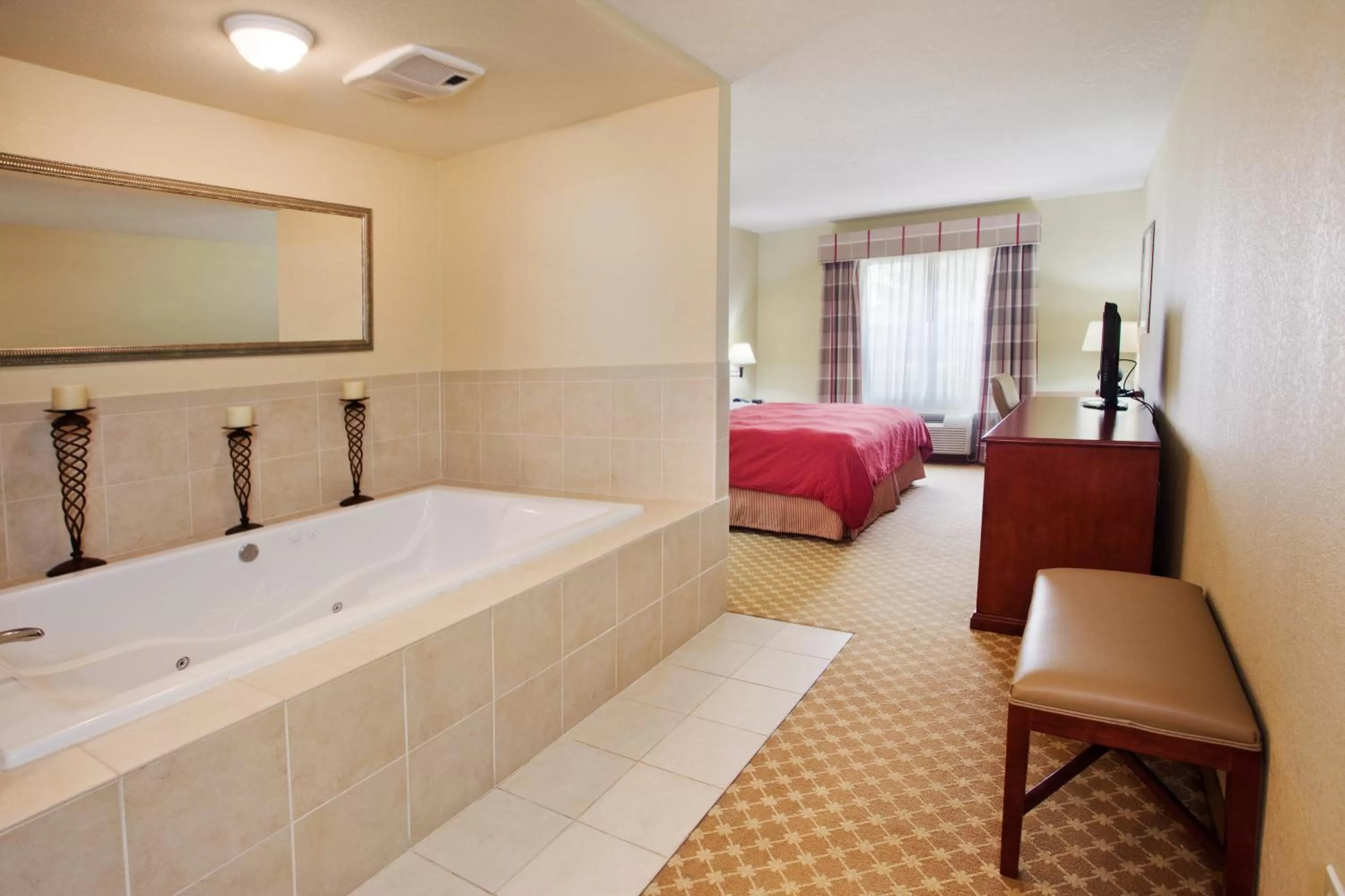 King Suite with Whirlpool - Non-Smoking in Country Inn & Suites by Radisson, Macon North, GA