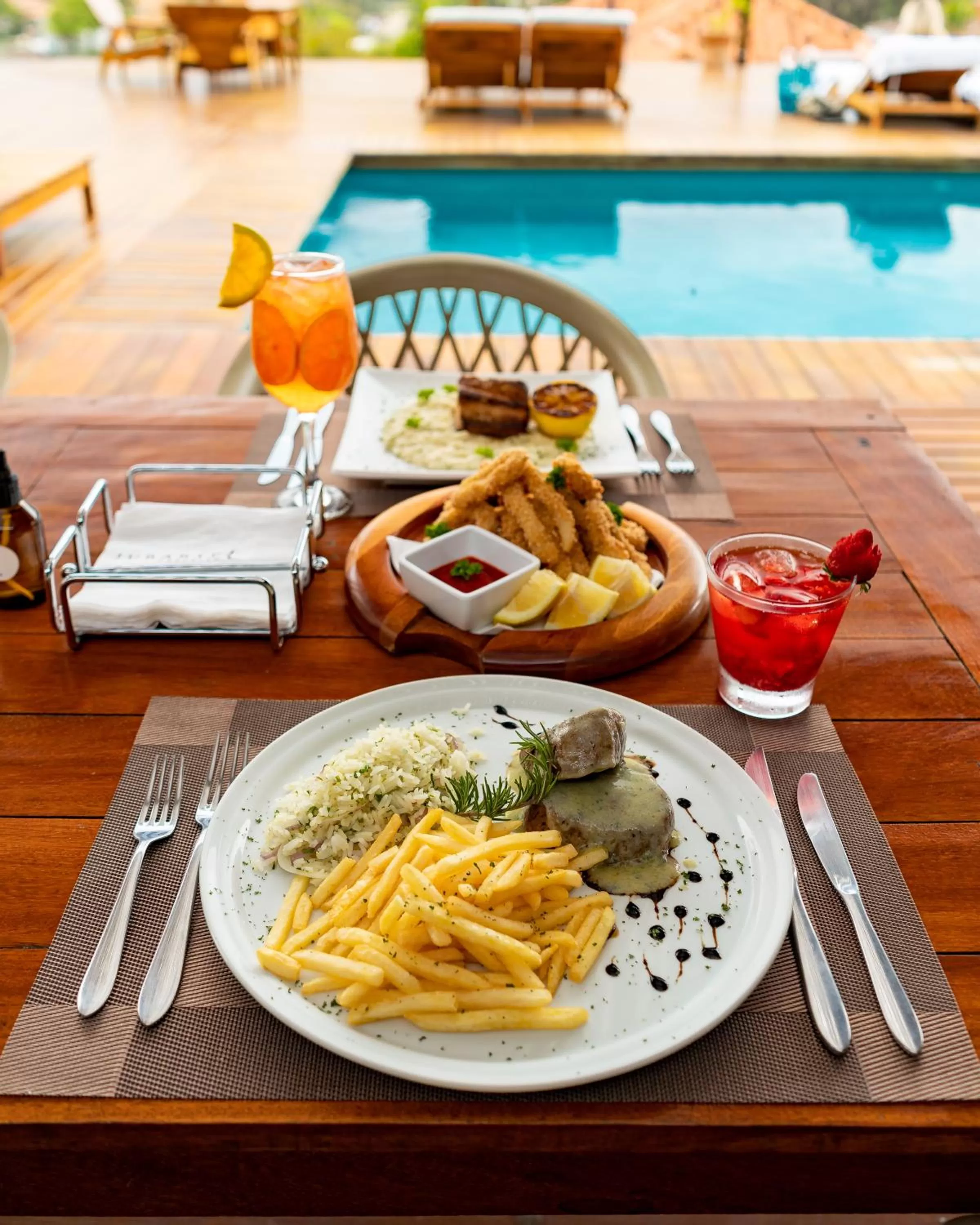 Food and drinks in Jubarte Hotel by Insólito