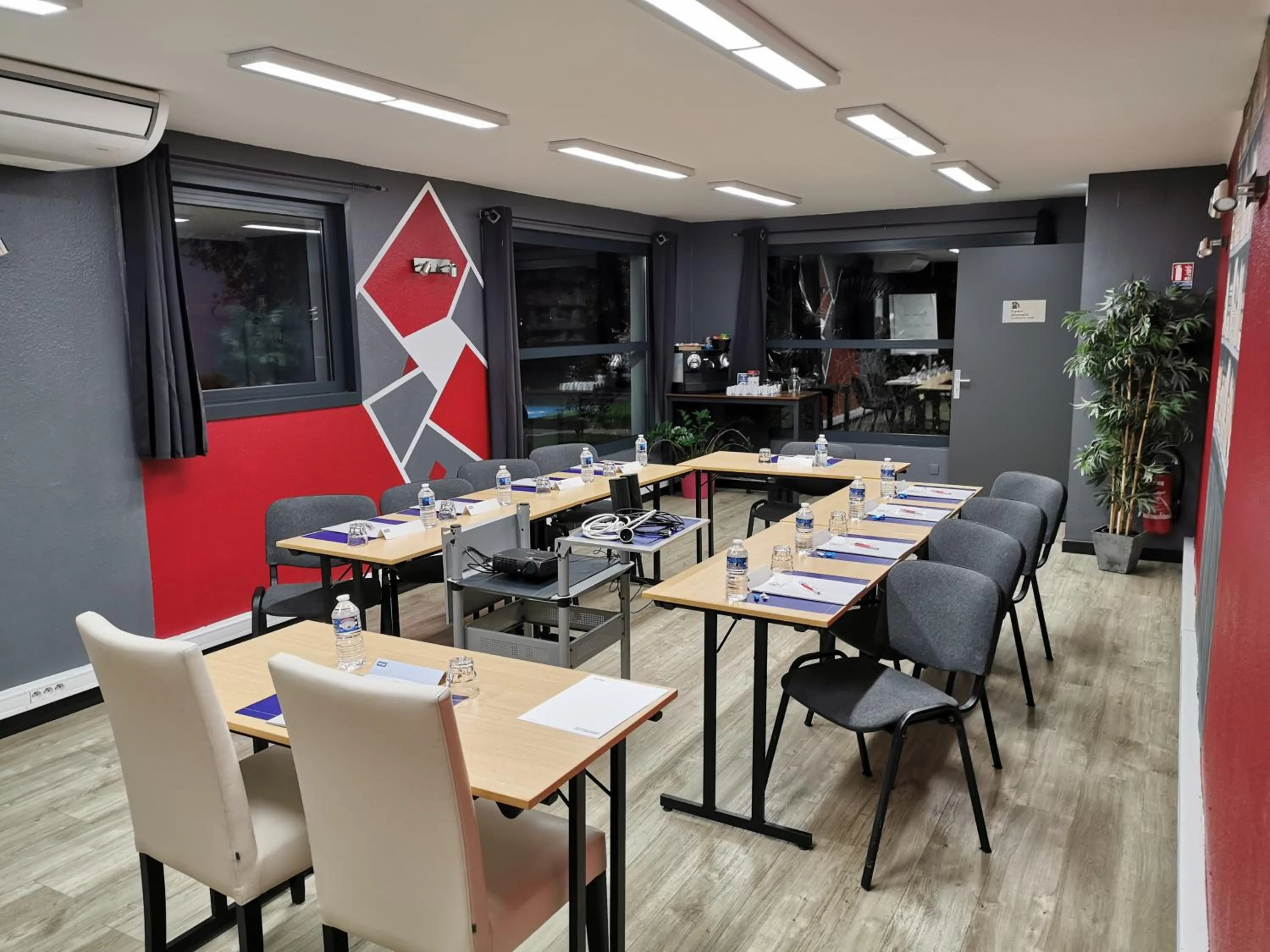 Restaurant/places to eat in Hôtel Kyriad Cap Sud