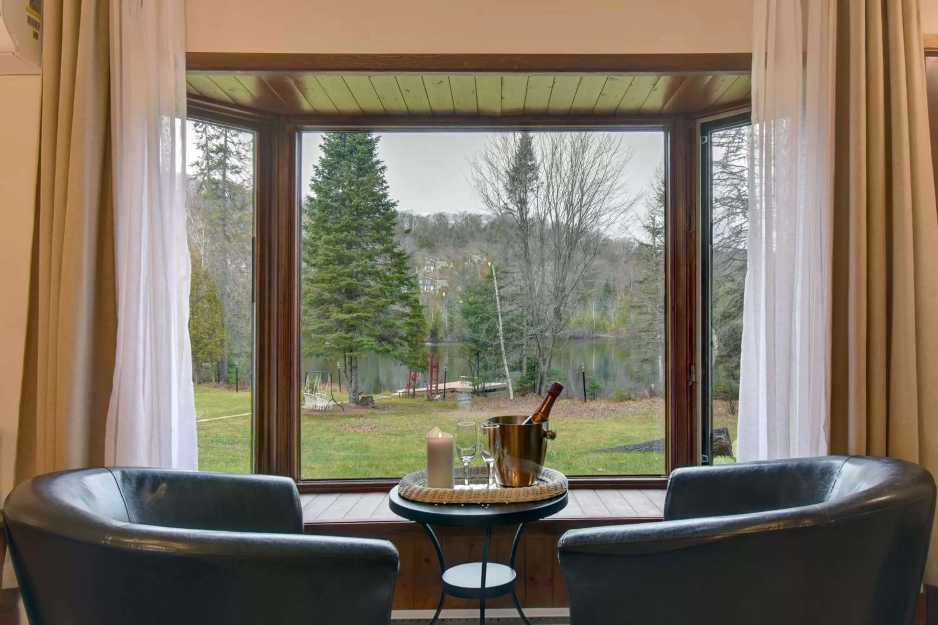 Natural landscape in Hotel Le Petit Lac Sainte-Adèle