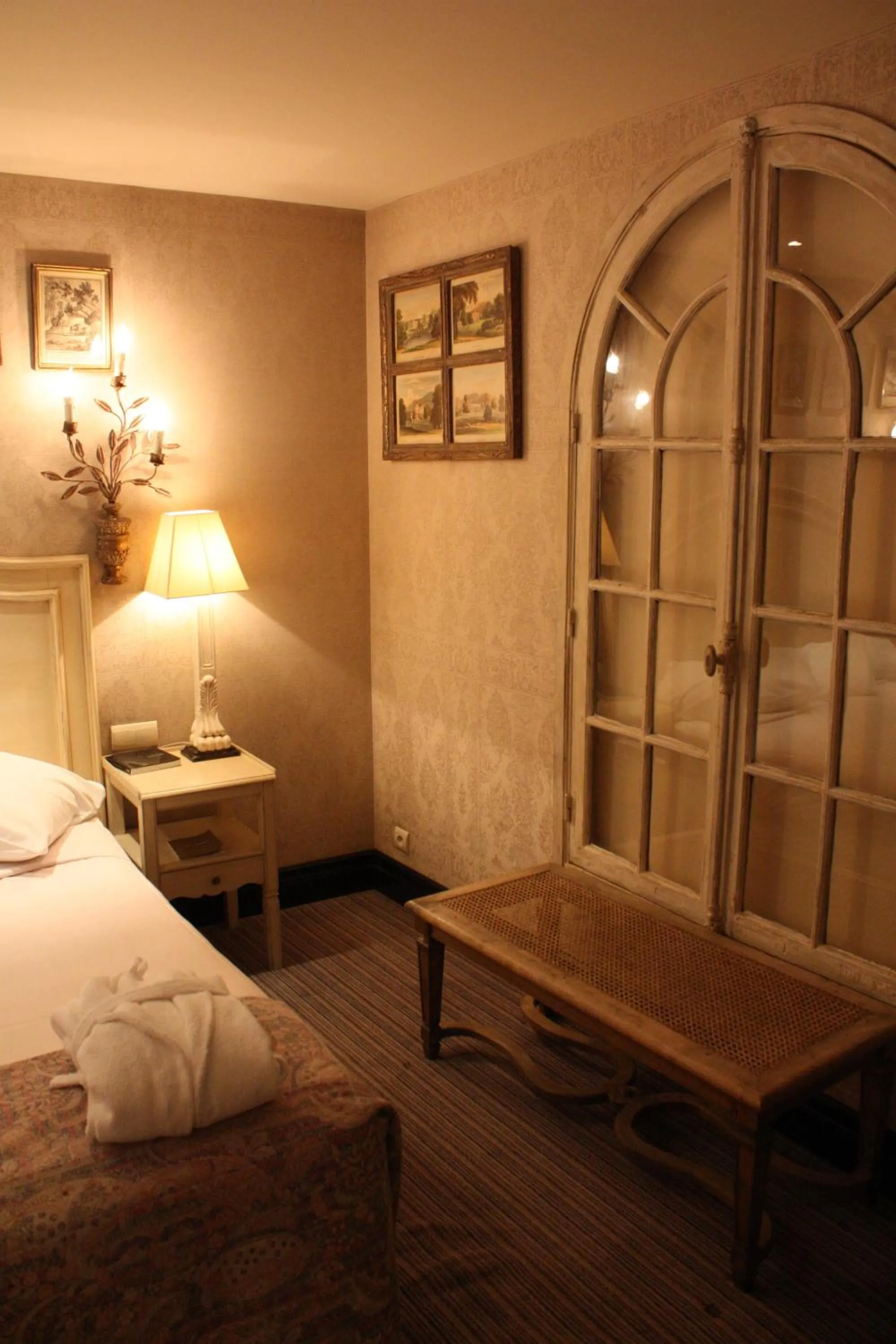 Bed in Hôtel du Romancier