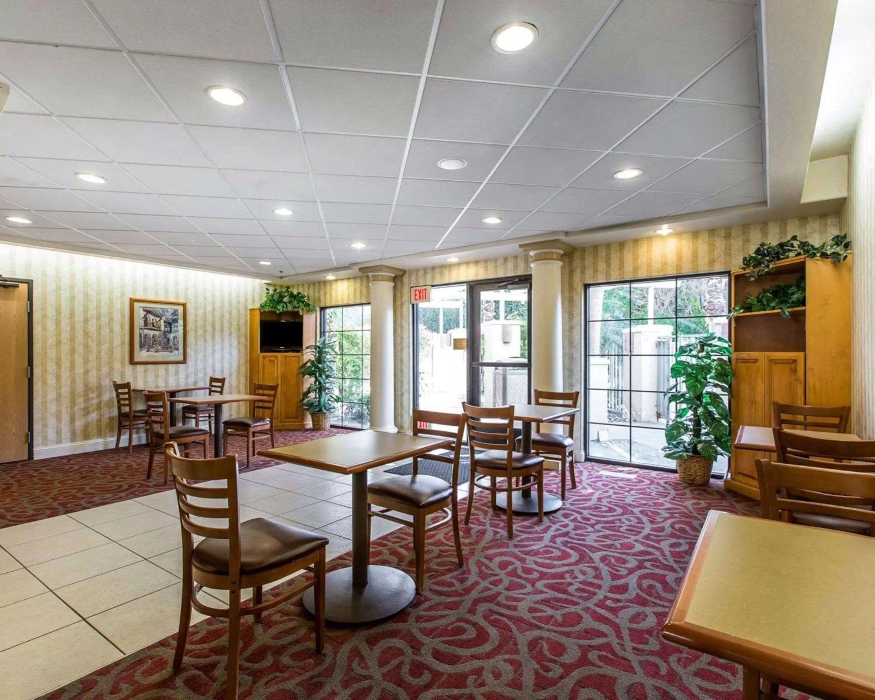 Restaurant/places to eat in Comfort Suites Palm Desert I-10