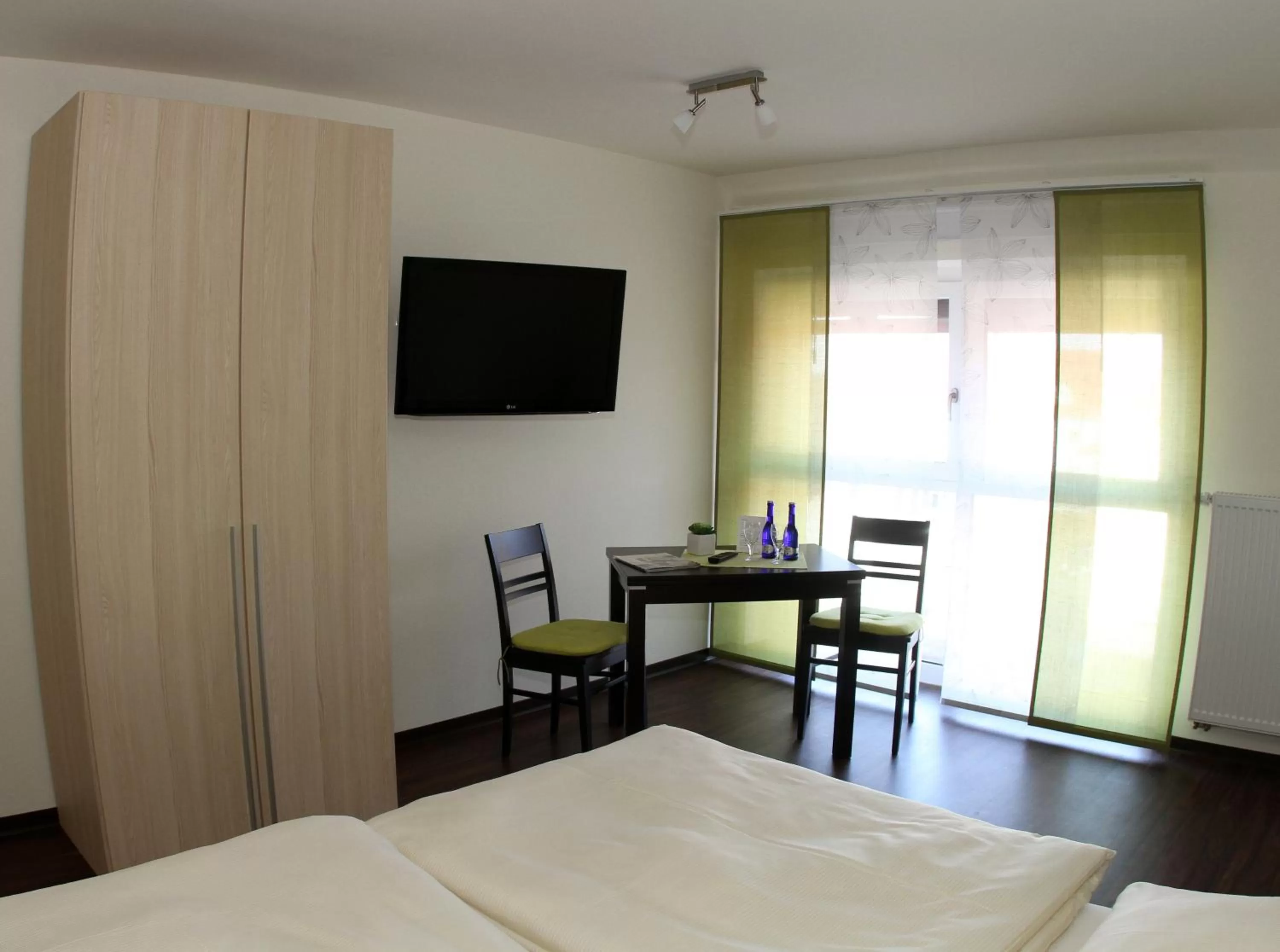 TV and multimedia, Bed in Frühstückshotel Landgasthof Kramer