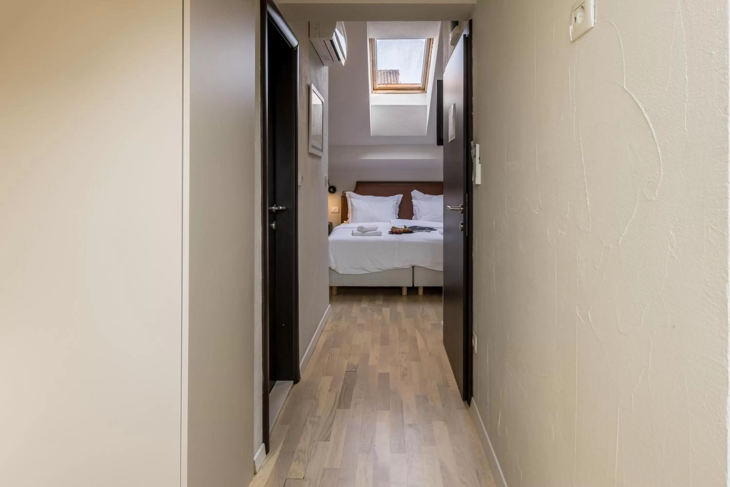 Bed in Leonis Restaurant & Rooms