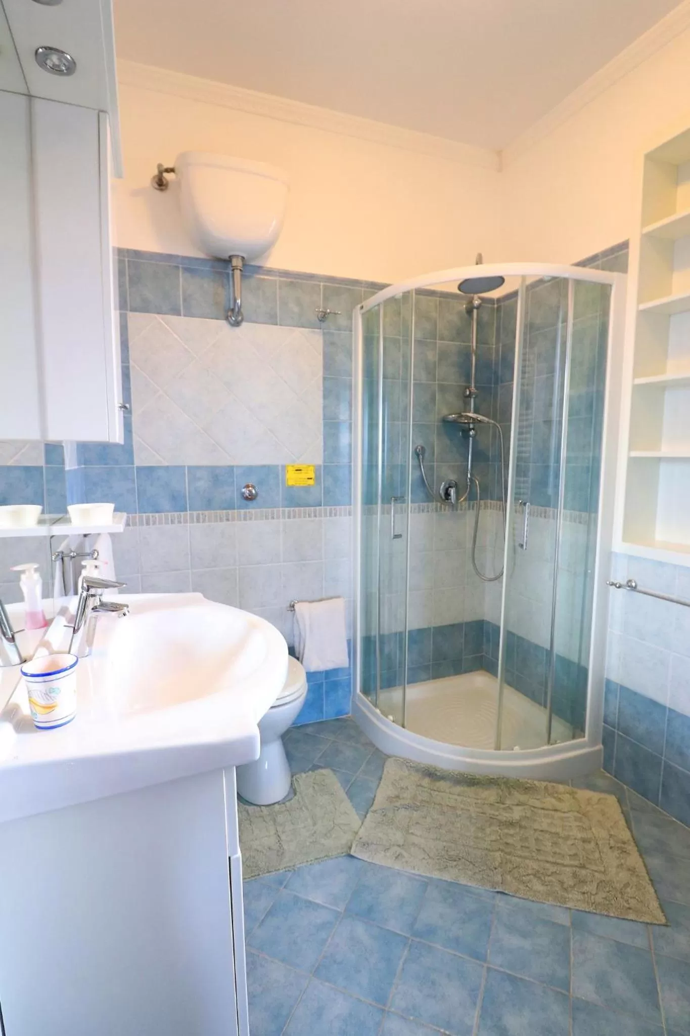 Toilet in La Maison de Titty & Margherita