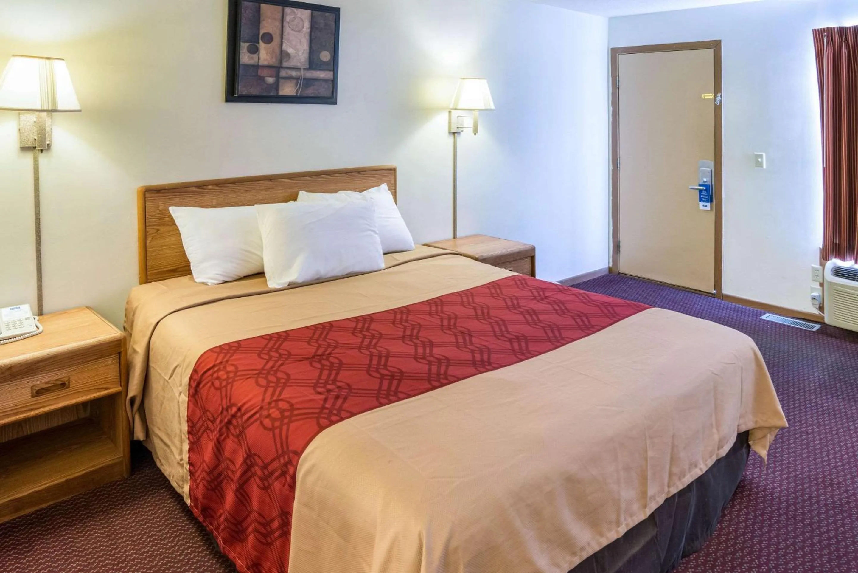 Photo of the whole room, Bed in Rodeway Inn & Suites Austin I-90