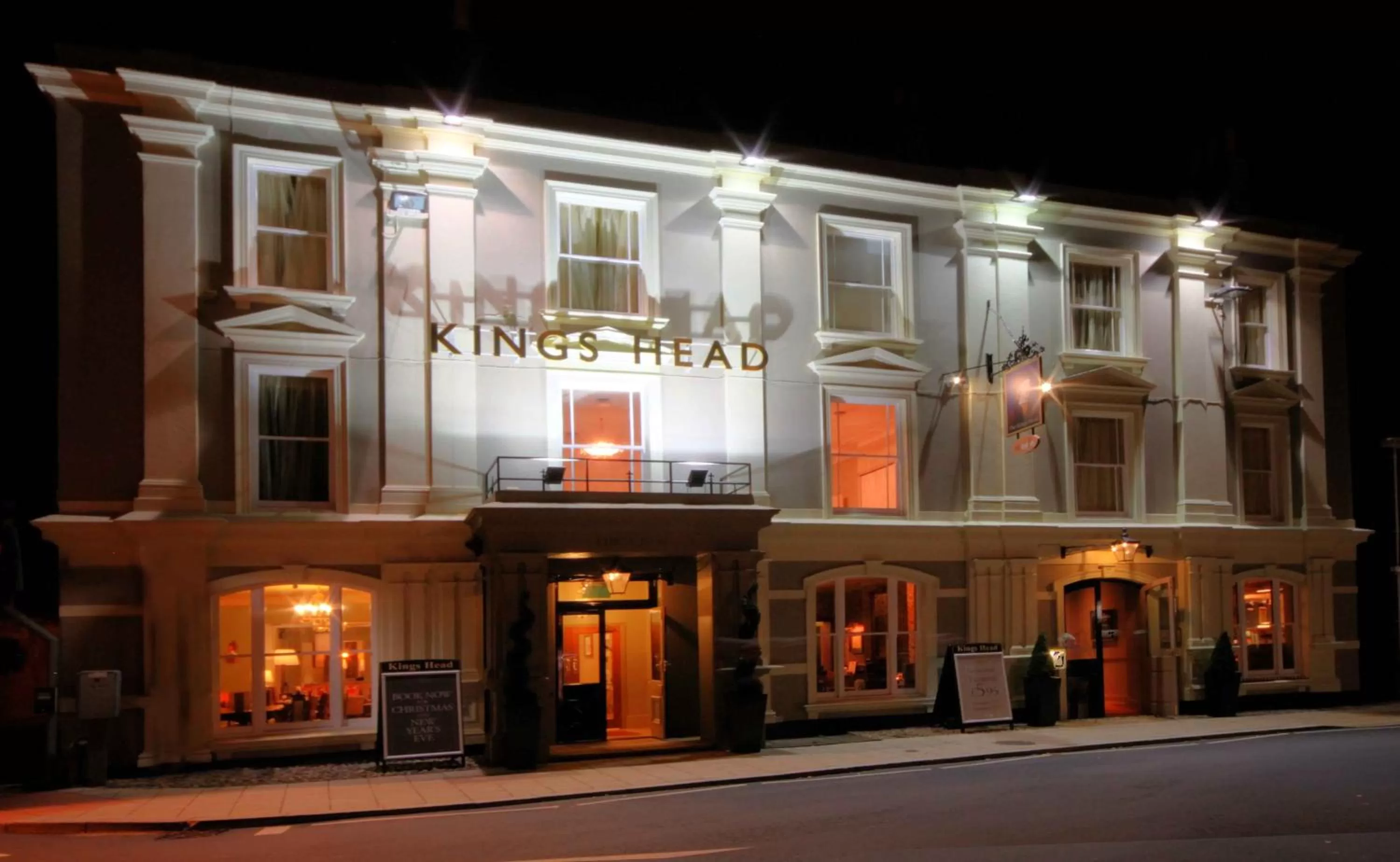 Facade/entrance in King's Head Hotel By Greene King Inns