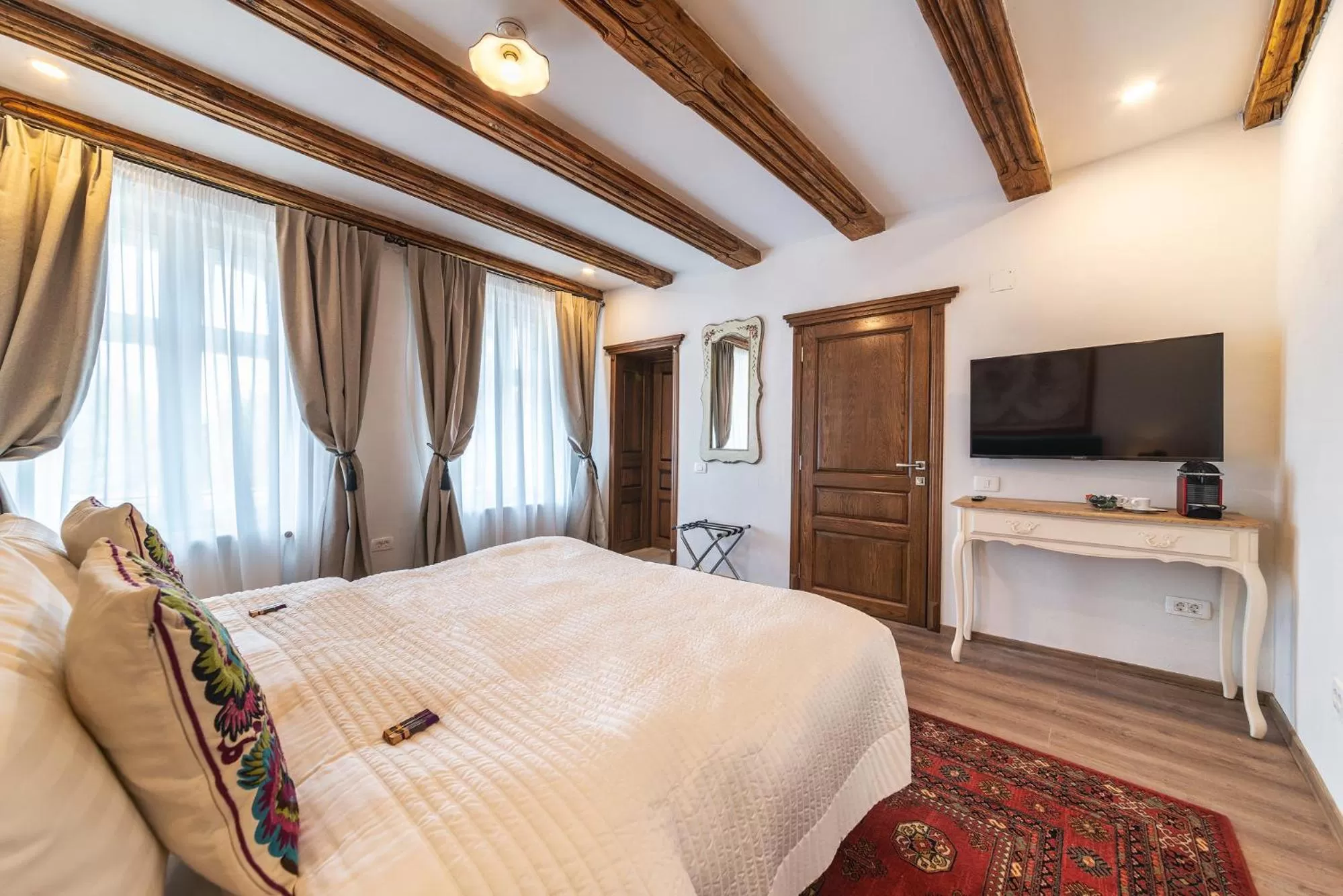 TV and multimedia, Bed in Nikolas Haus Premium Historic Center Stay & Free Parking