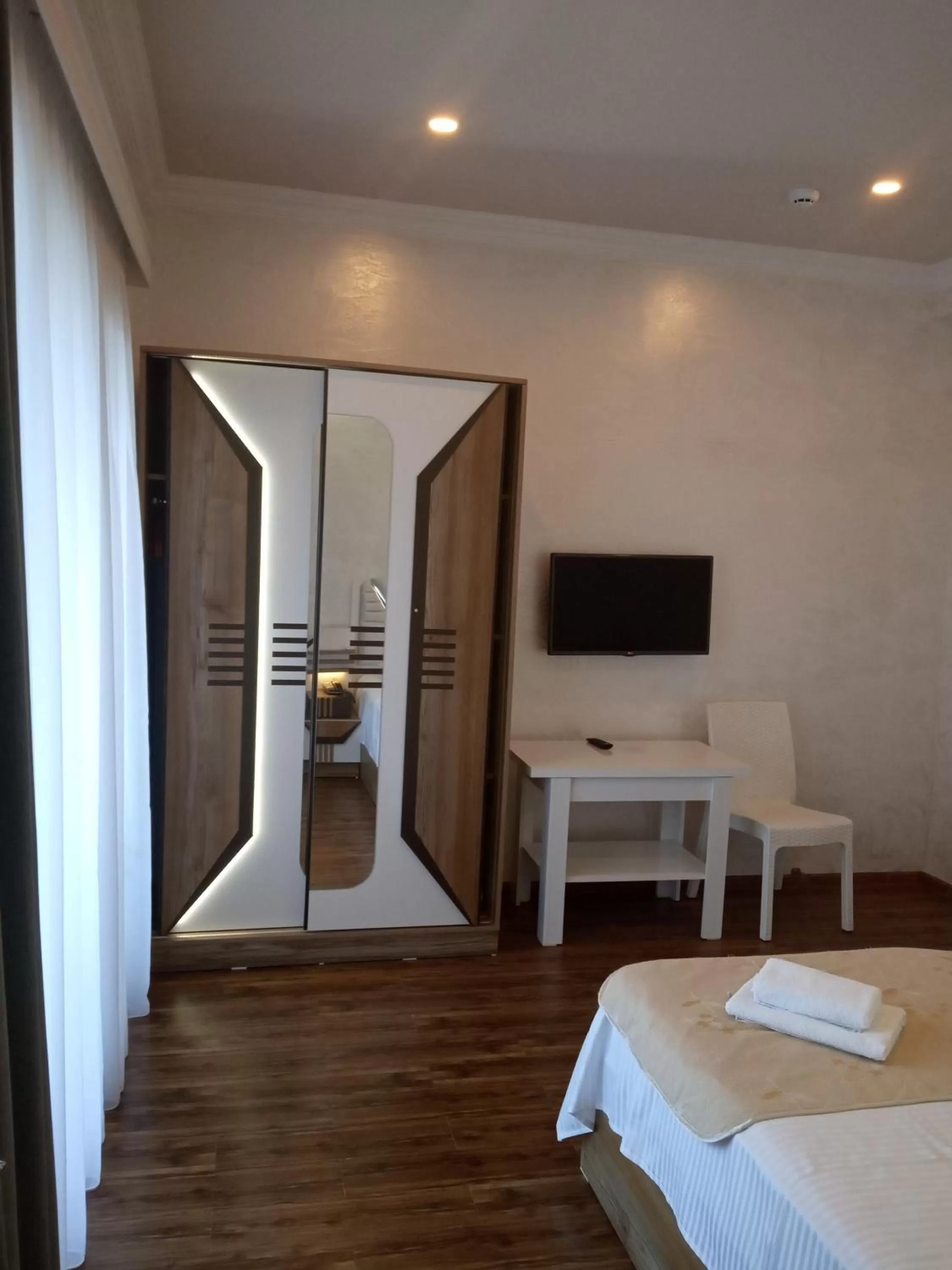 TV and multimedia, TV/Entertainment Center in Hotel Royal Palace