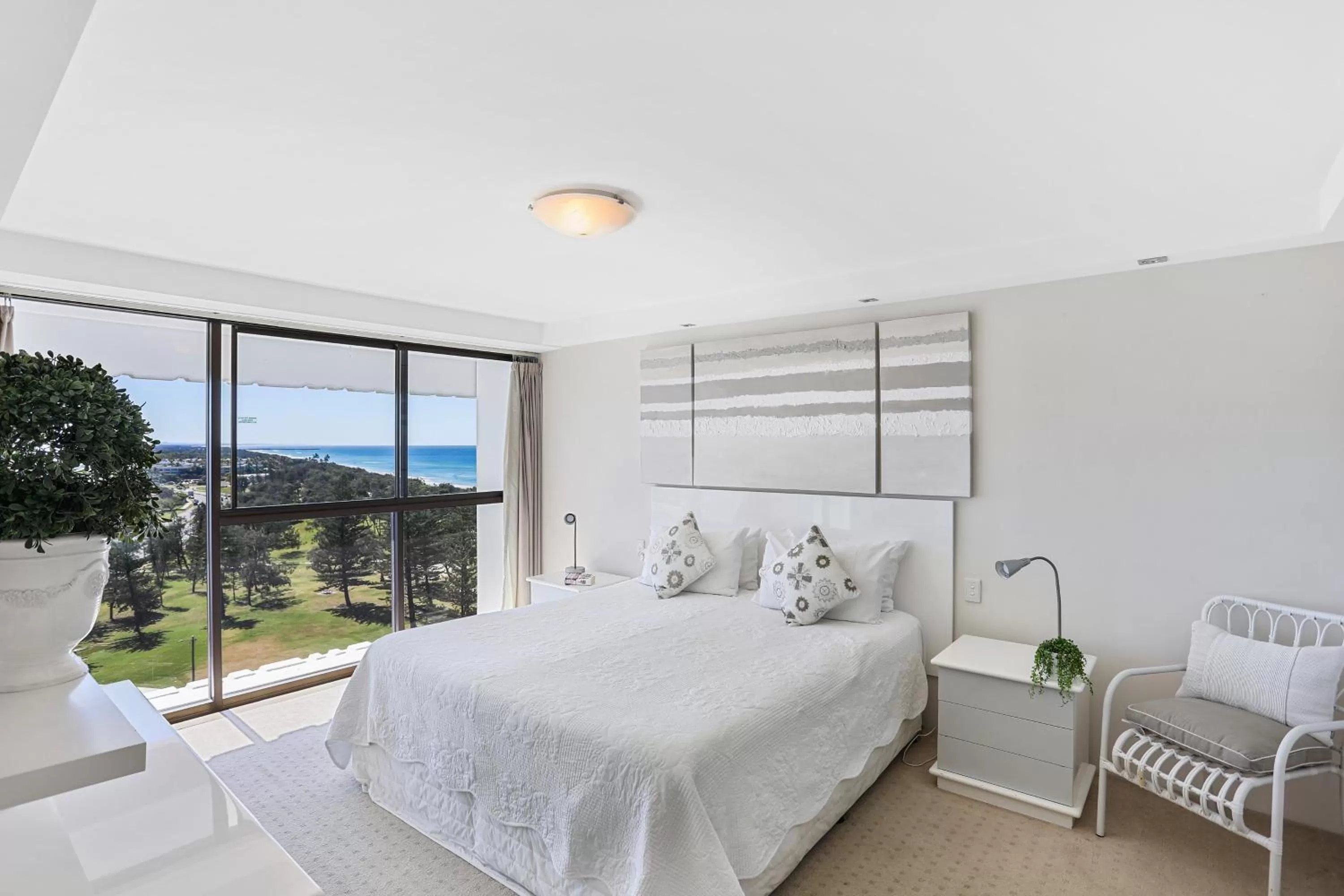 Bedroom, Bed in De Ville Apartments