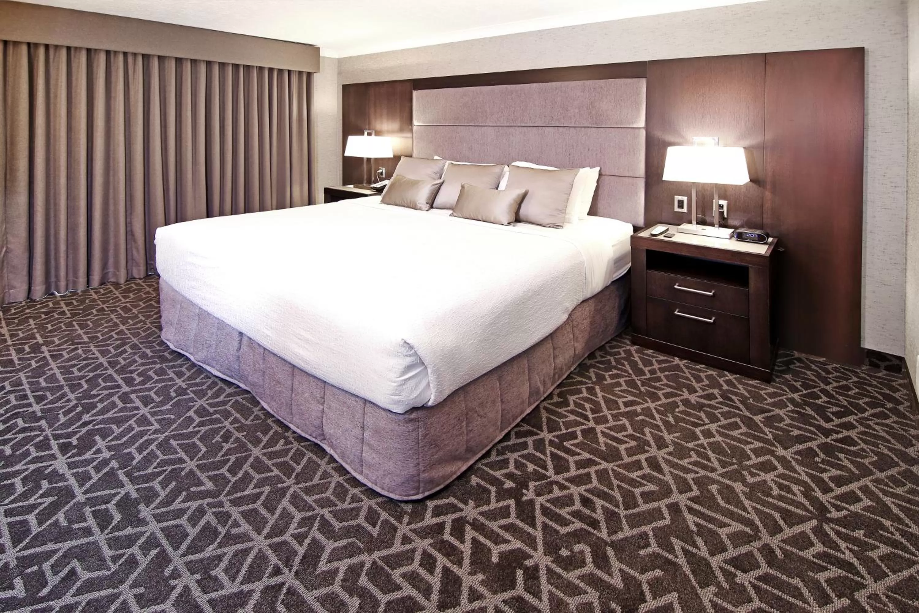 Bed in Best Western Plus Banff International Lodge