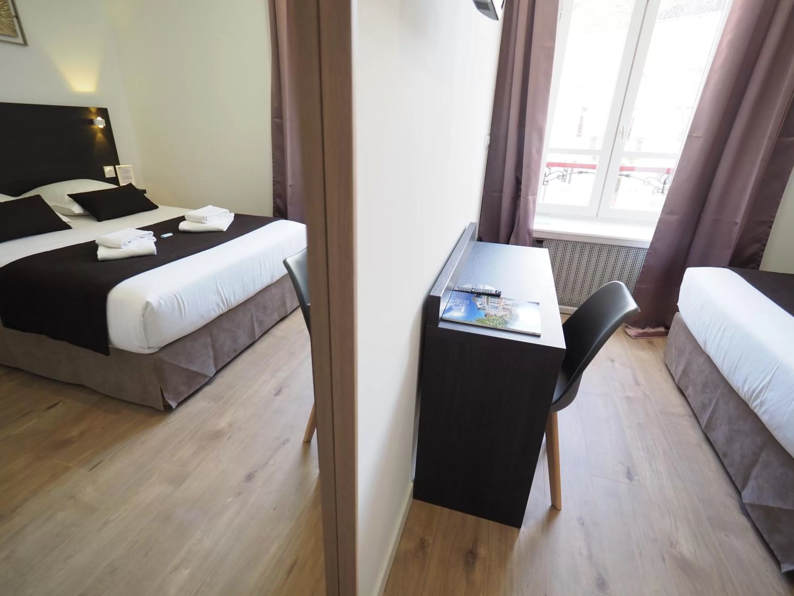 Photo of the whole room, Bed in Hôtel Le Biarritz - Vichy