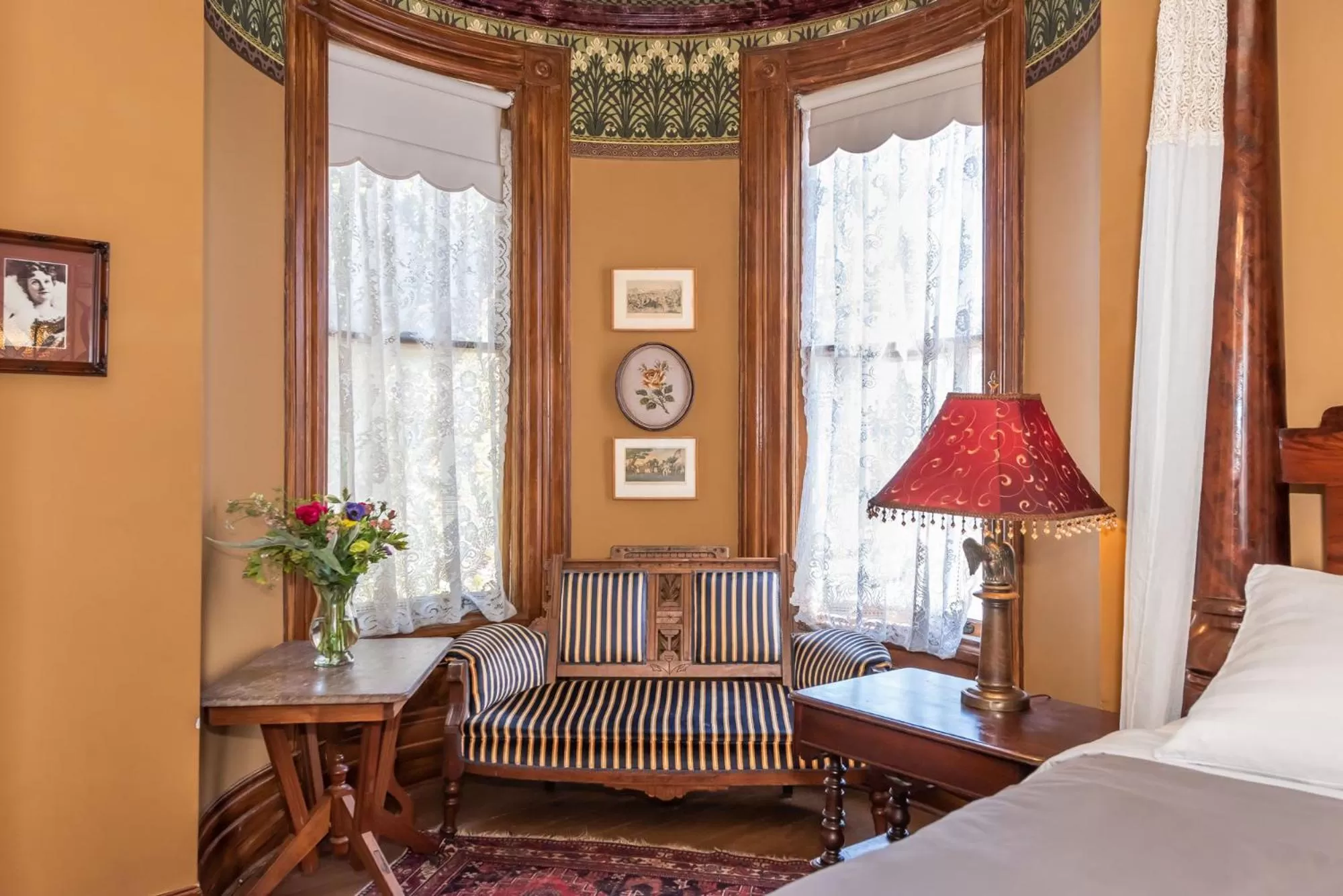 Seating area in Chateau Tivoli Bed and Breakfast