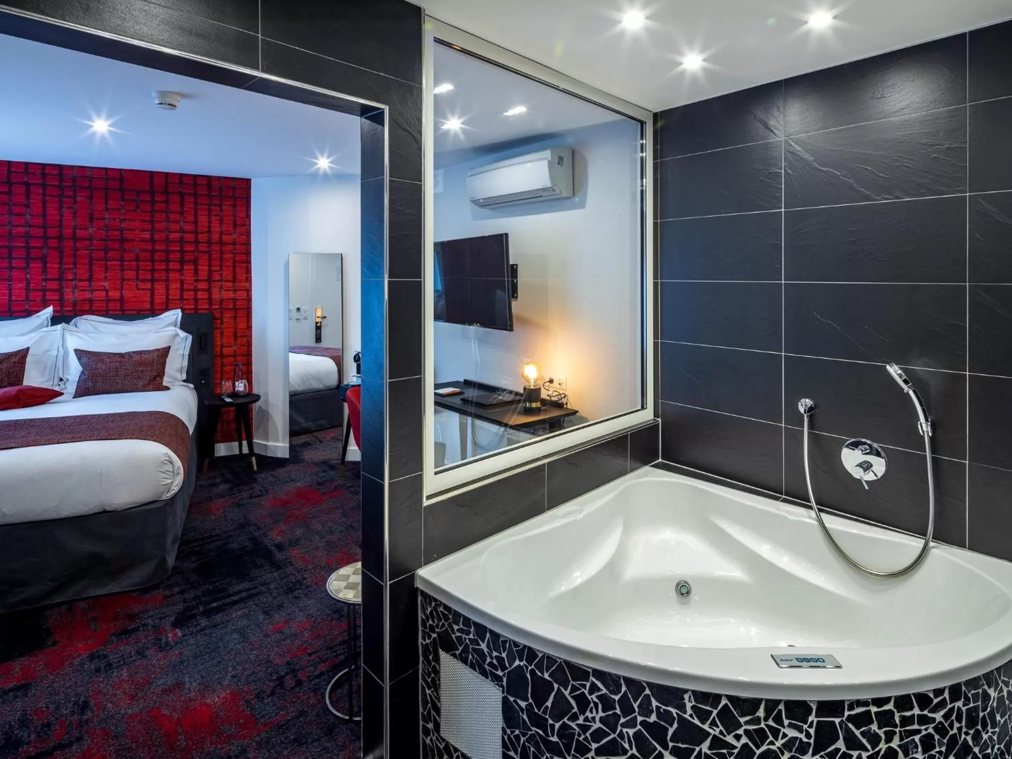 Bathroom, Bed in Hôtel Villa La Florangerie - SPA & Piscine