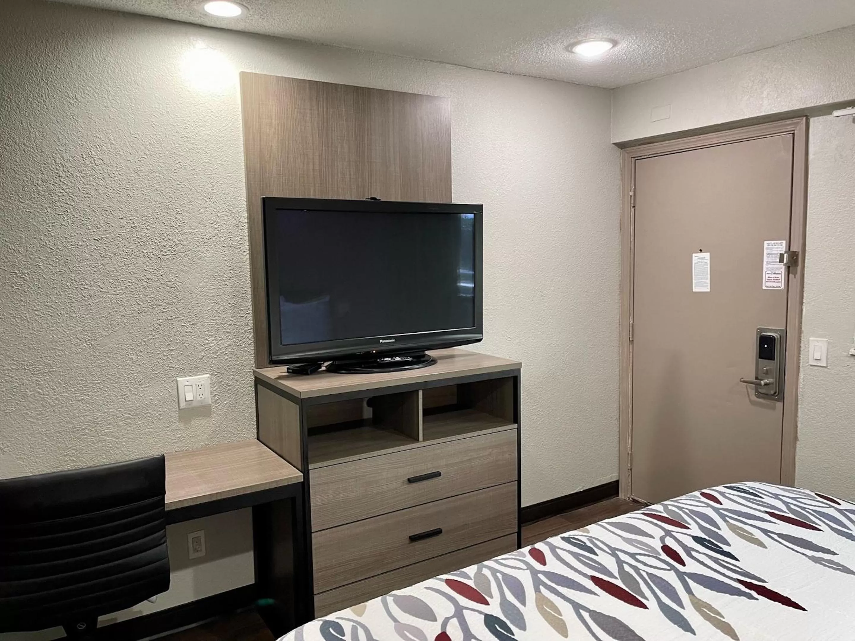 Photo of the whole room, Bed in Red Roof Inn Lafayette, LA