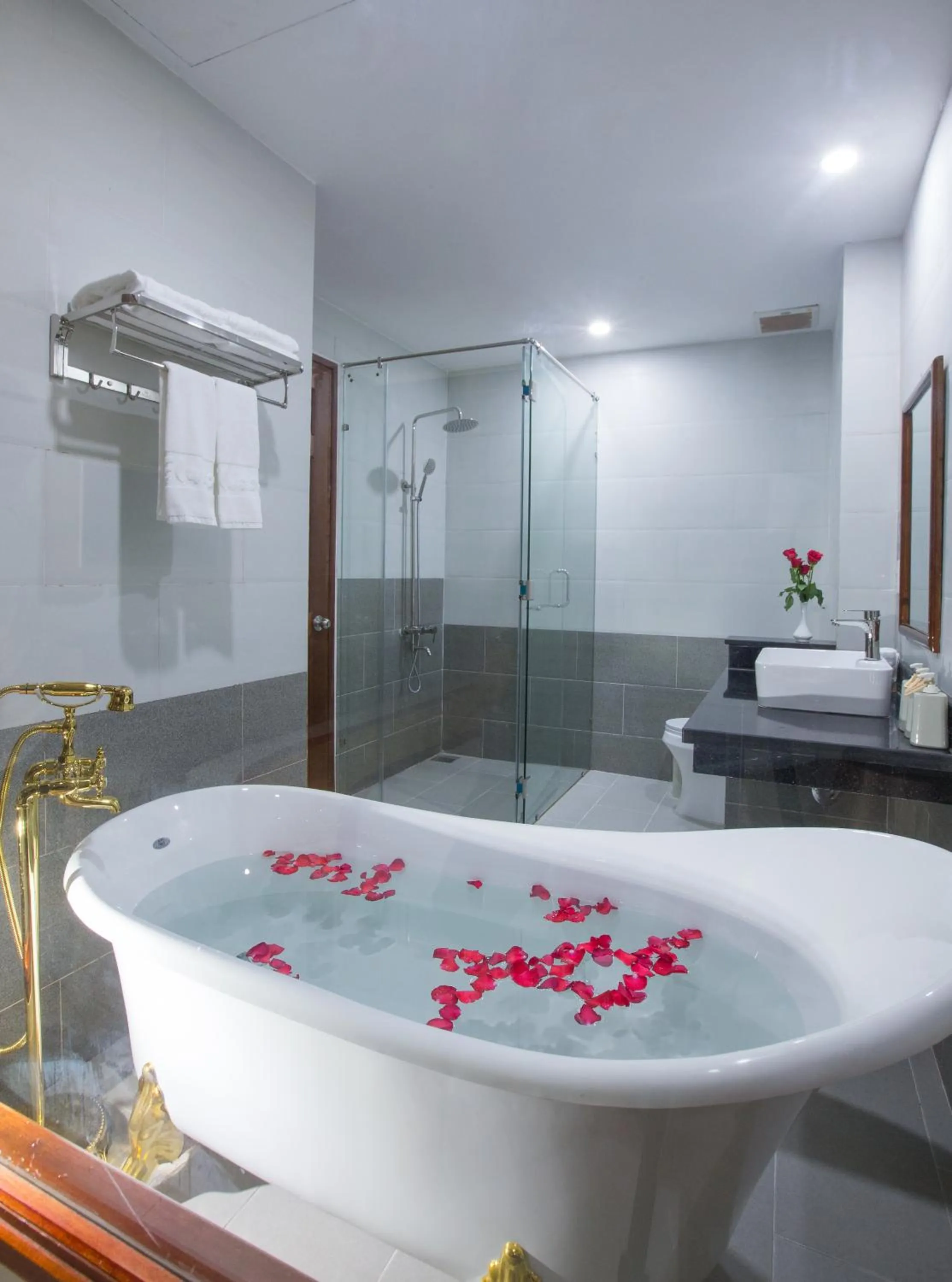 Bathroom in Elwood Premier Resort Phu Quoc