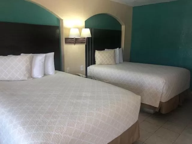 Bed in Pinn Road Inn and Suites Lackland AFB and Seaworld