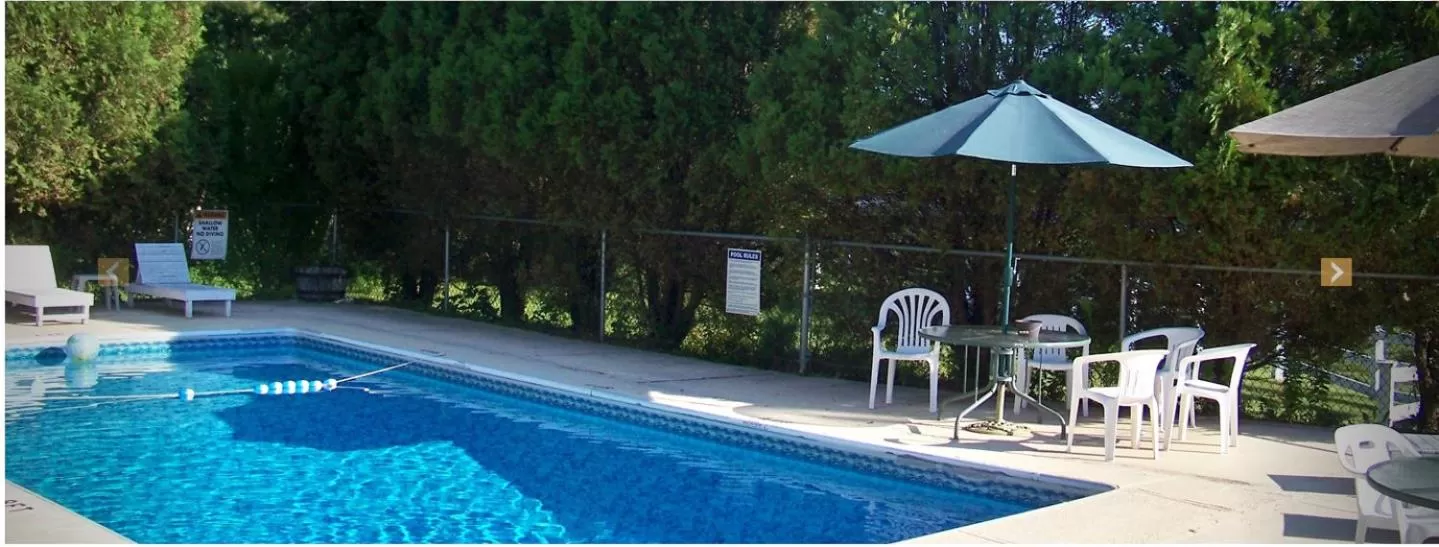 Swimming pool in Mount Whittier Motel