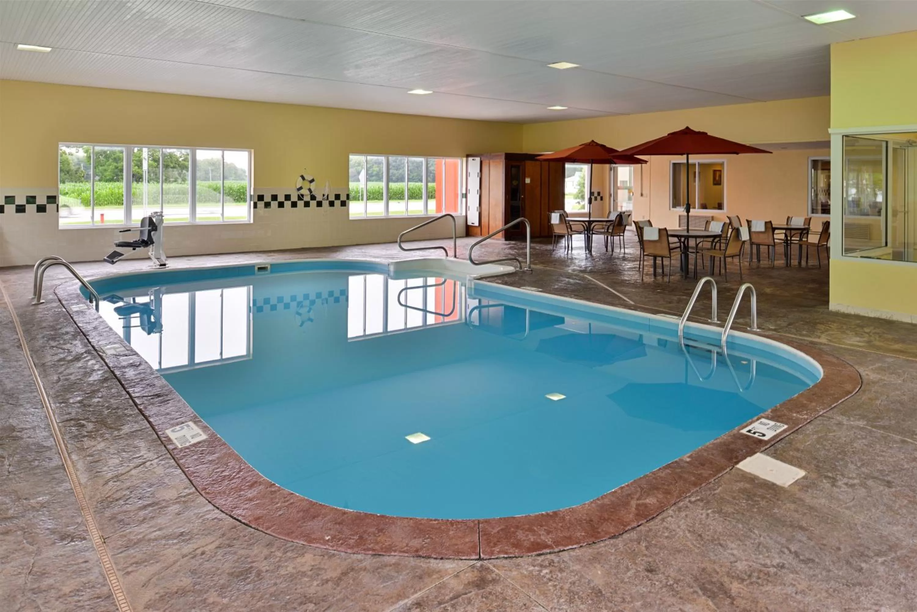 Swimming pool in Red Roof Inn Sandusky - Milan
