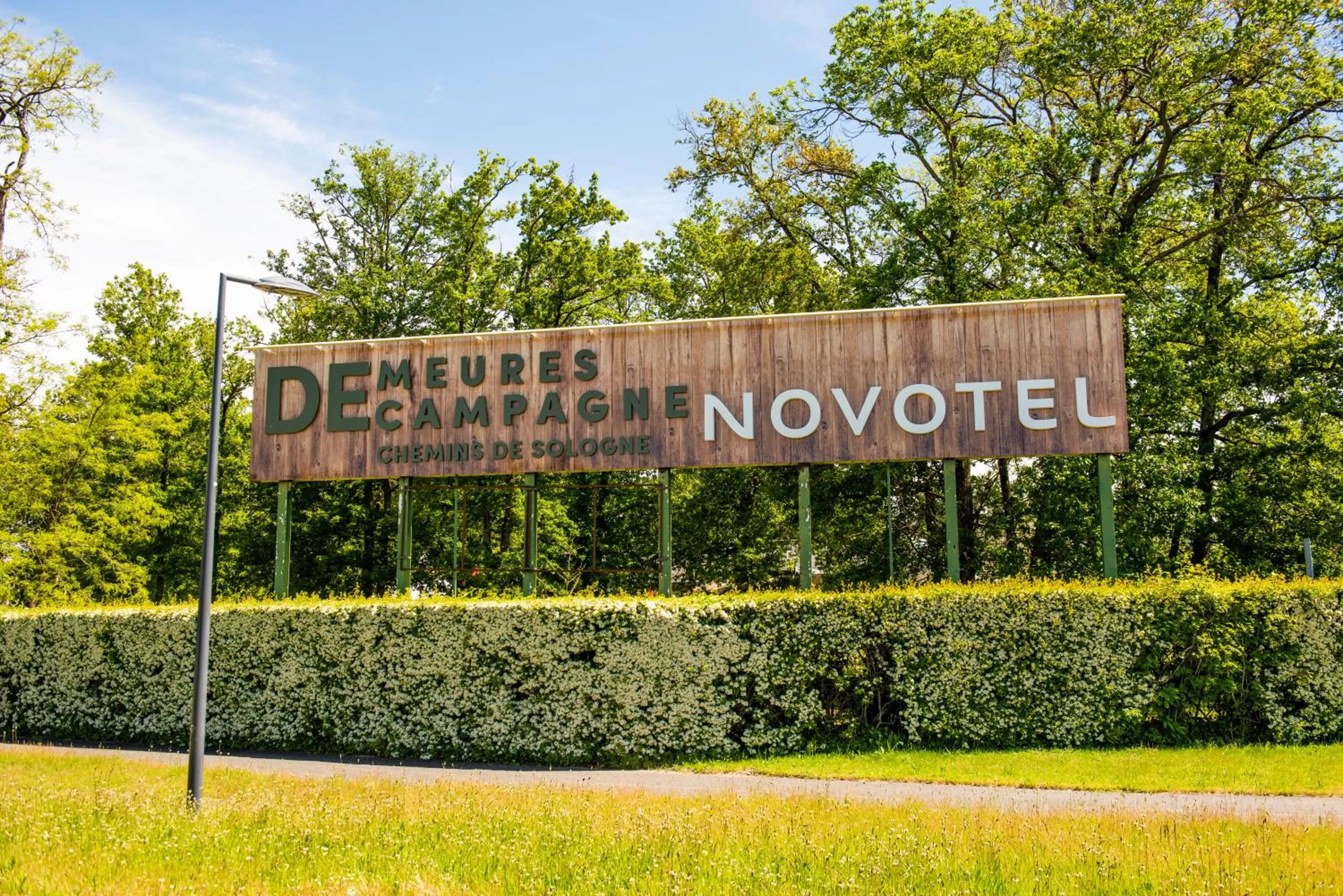 Facade/entrance in Novotel Orléans Chemins De Sologne Demeures De Campagne