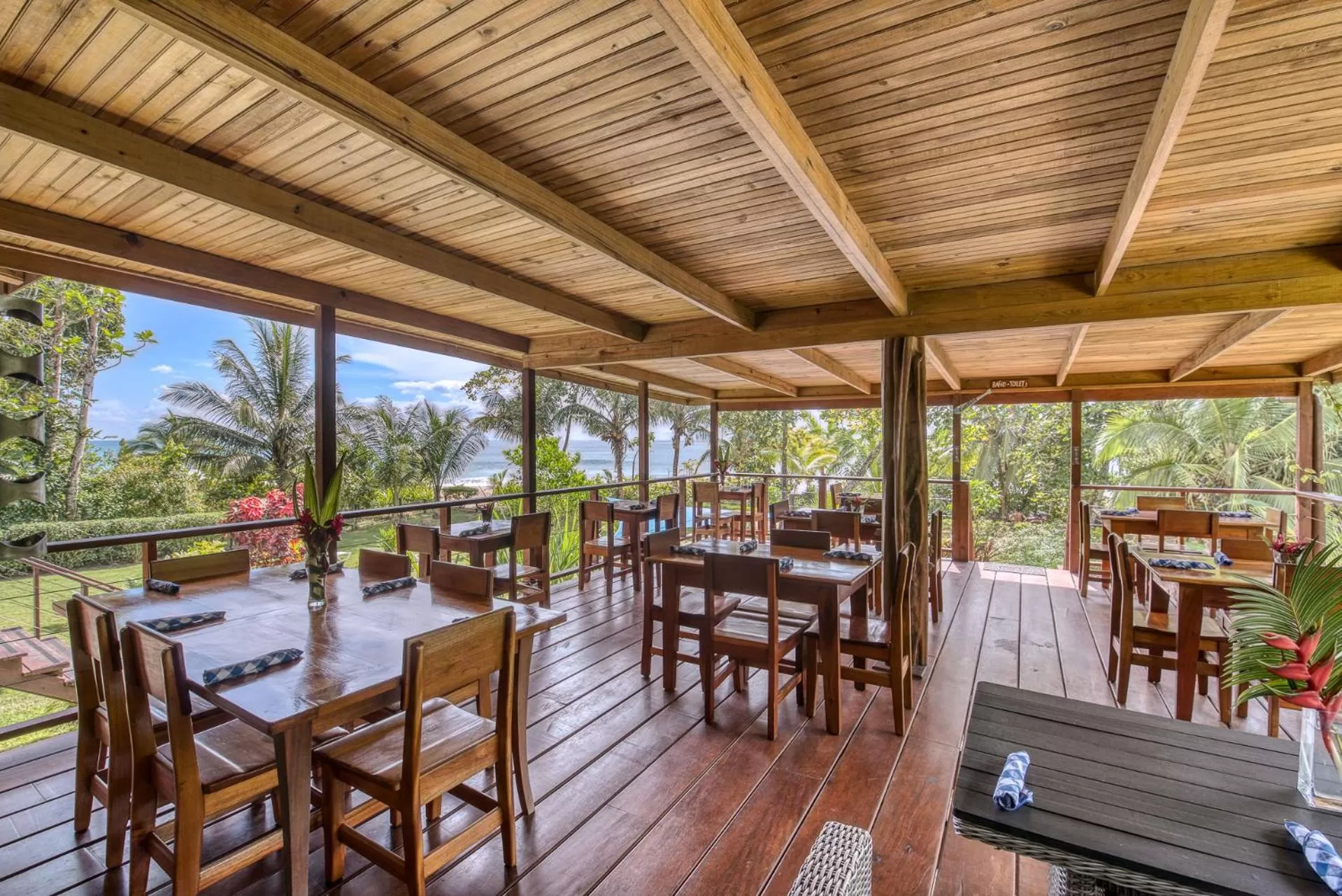 Patio, Restaurant/Places to Eat in Oasis Bluff Beach