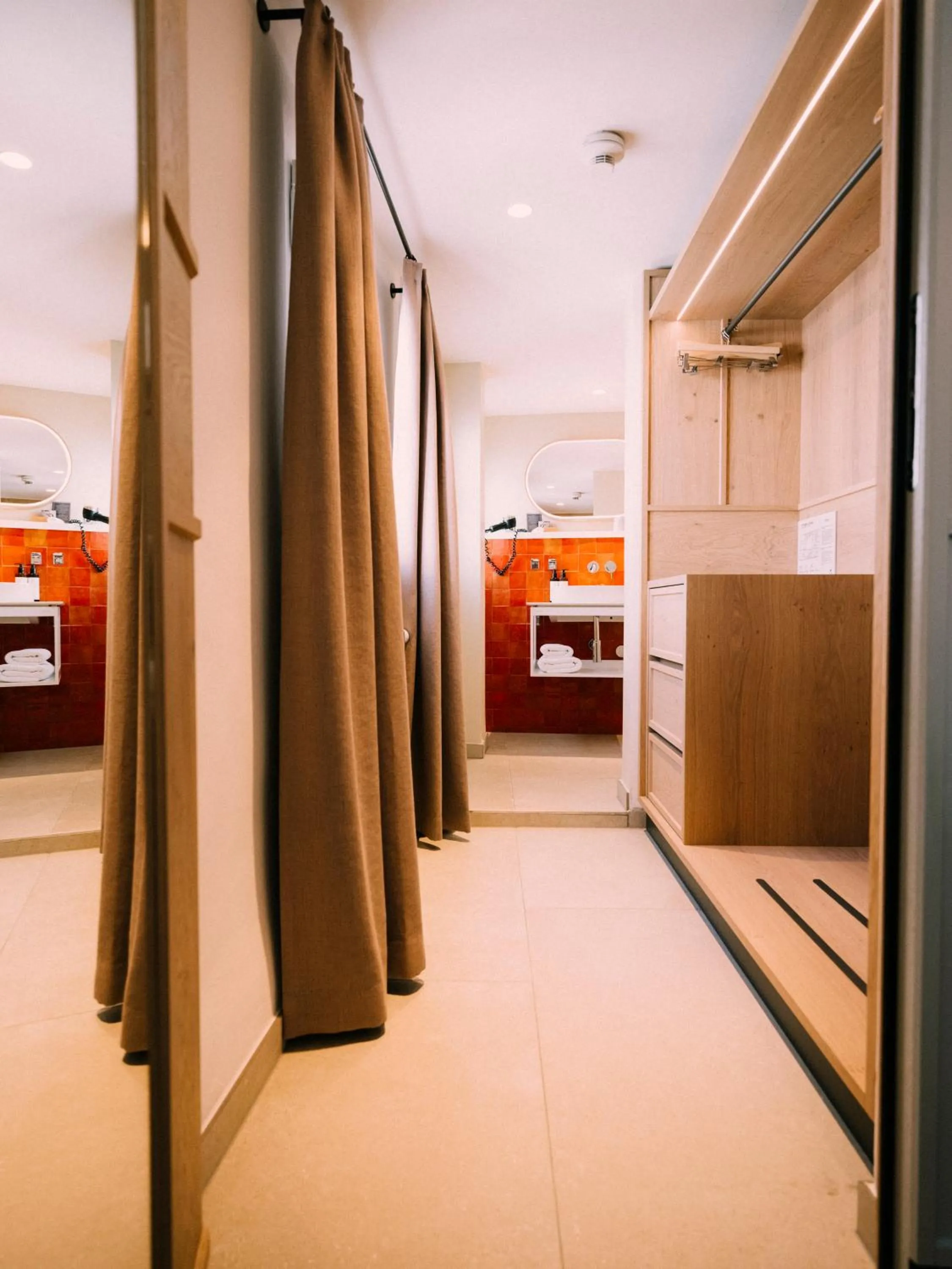 wardrobe, Bed in artHotel Blaue Gans