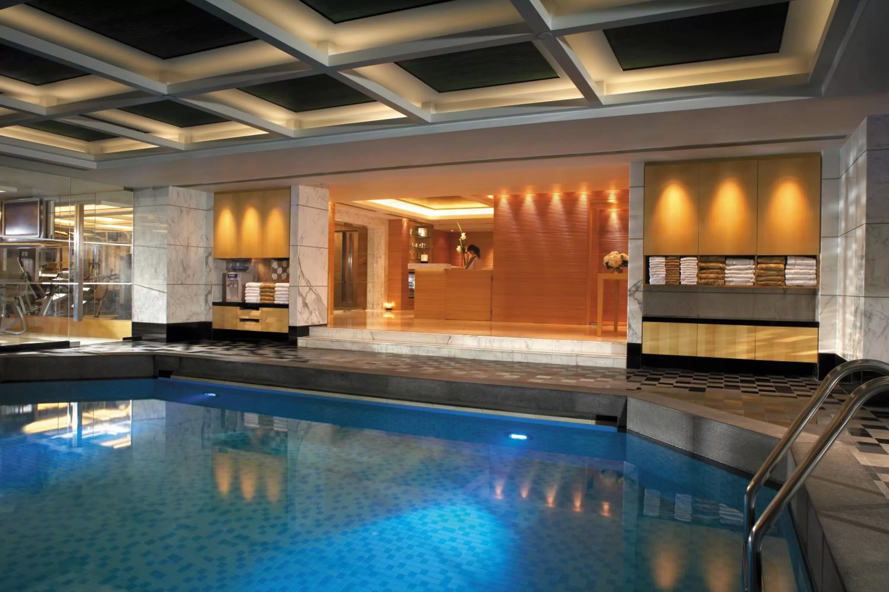Swimming pool in Kowloon Shangri-La, Hong Kong