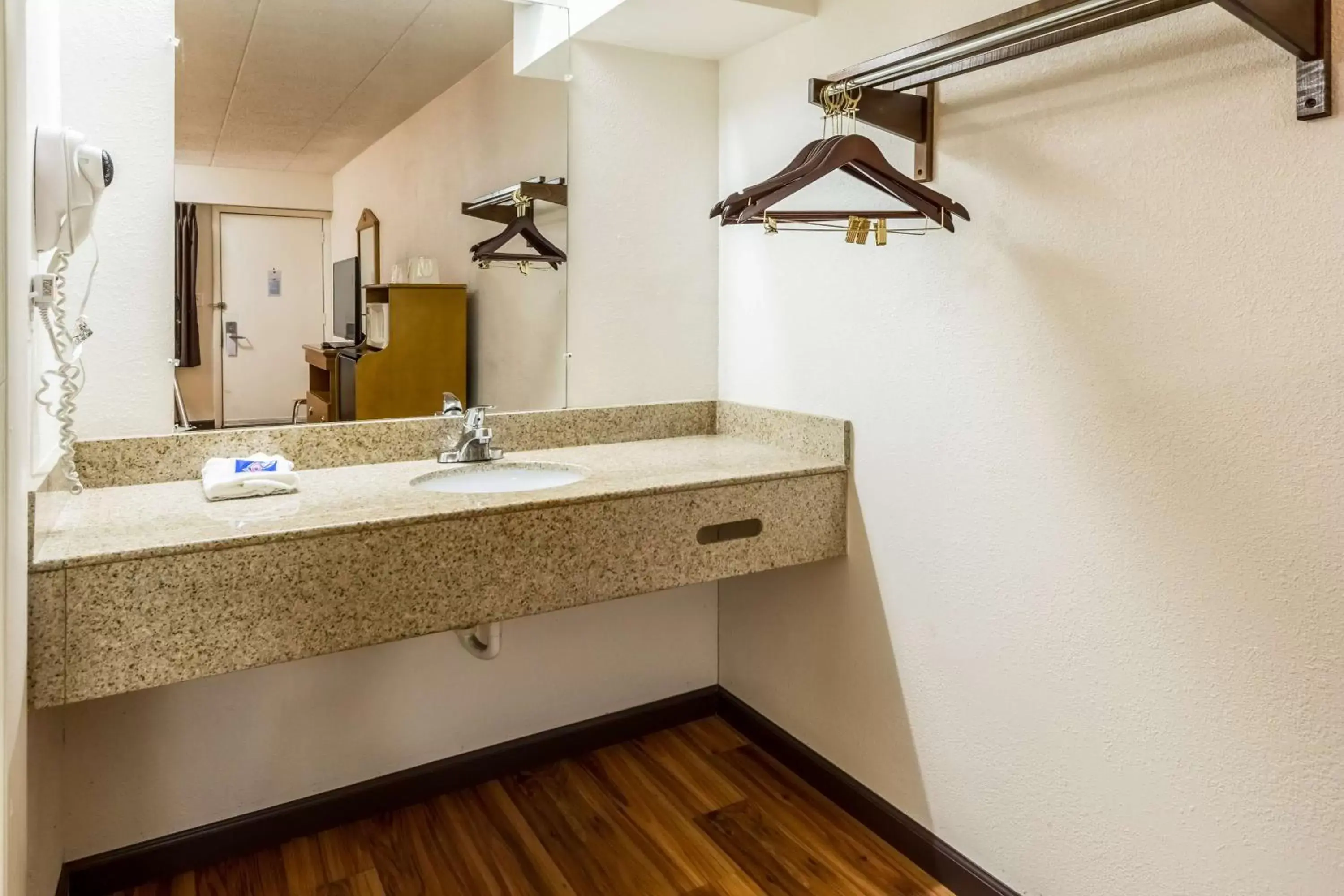 Quadruple Room - single occupancy - Non-Smoking in Motel 6-Grove City, OH Quadruple Room - single occupancy - Non-Smoking in Motel 6-Grove City, OH