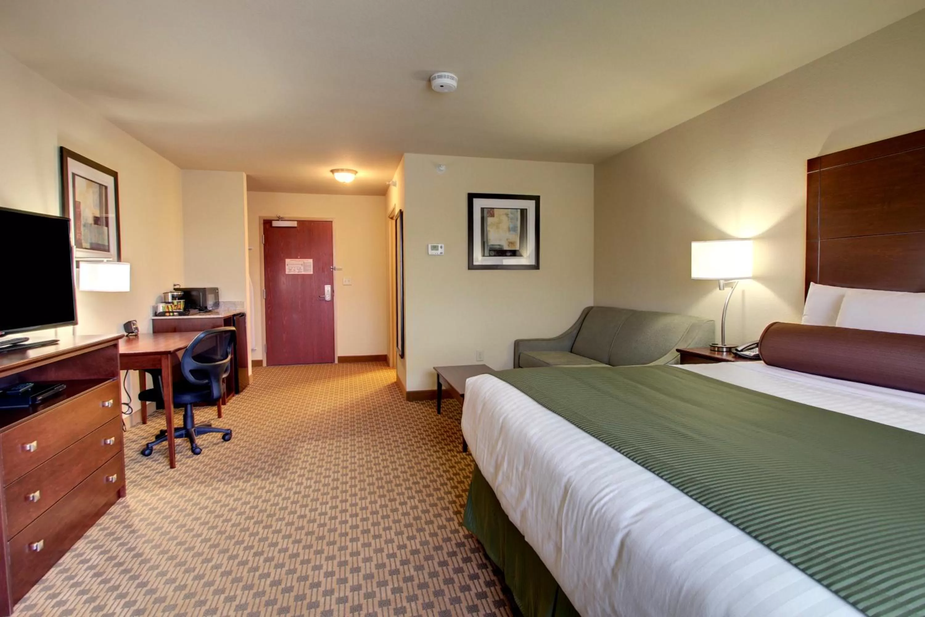 Photo of the whole room, Bed in Stanton Inn and Suites