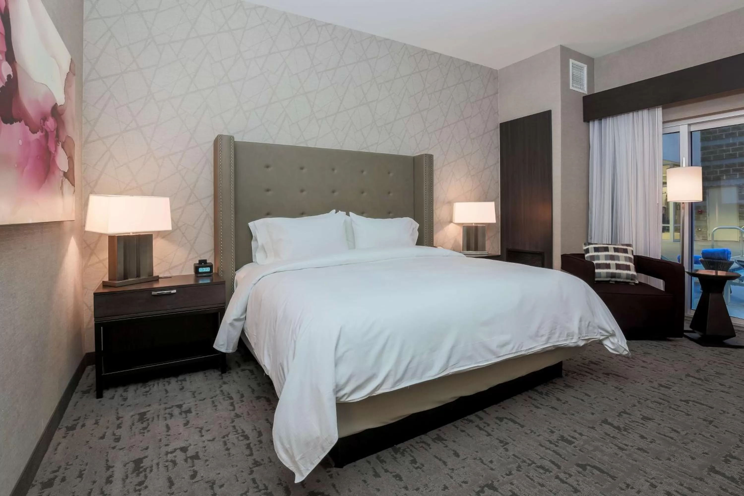 Living room, Bed in DoubleTree by Hilton Evansville