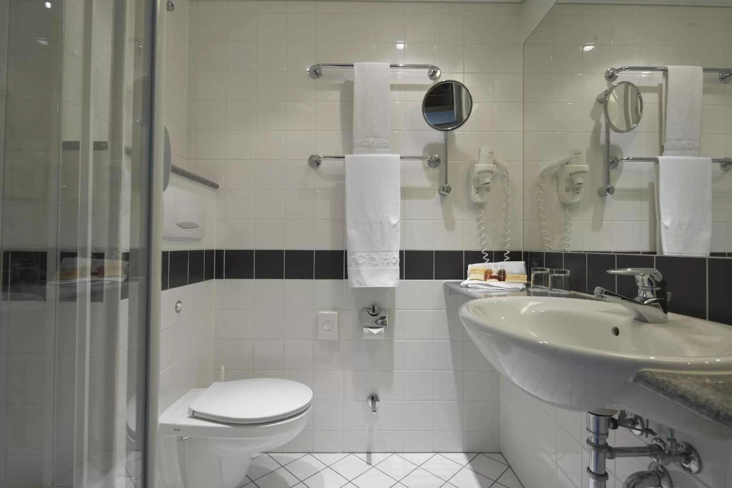 Bathroom in IntercityHotel Berlin Ostbahnhof