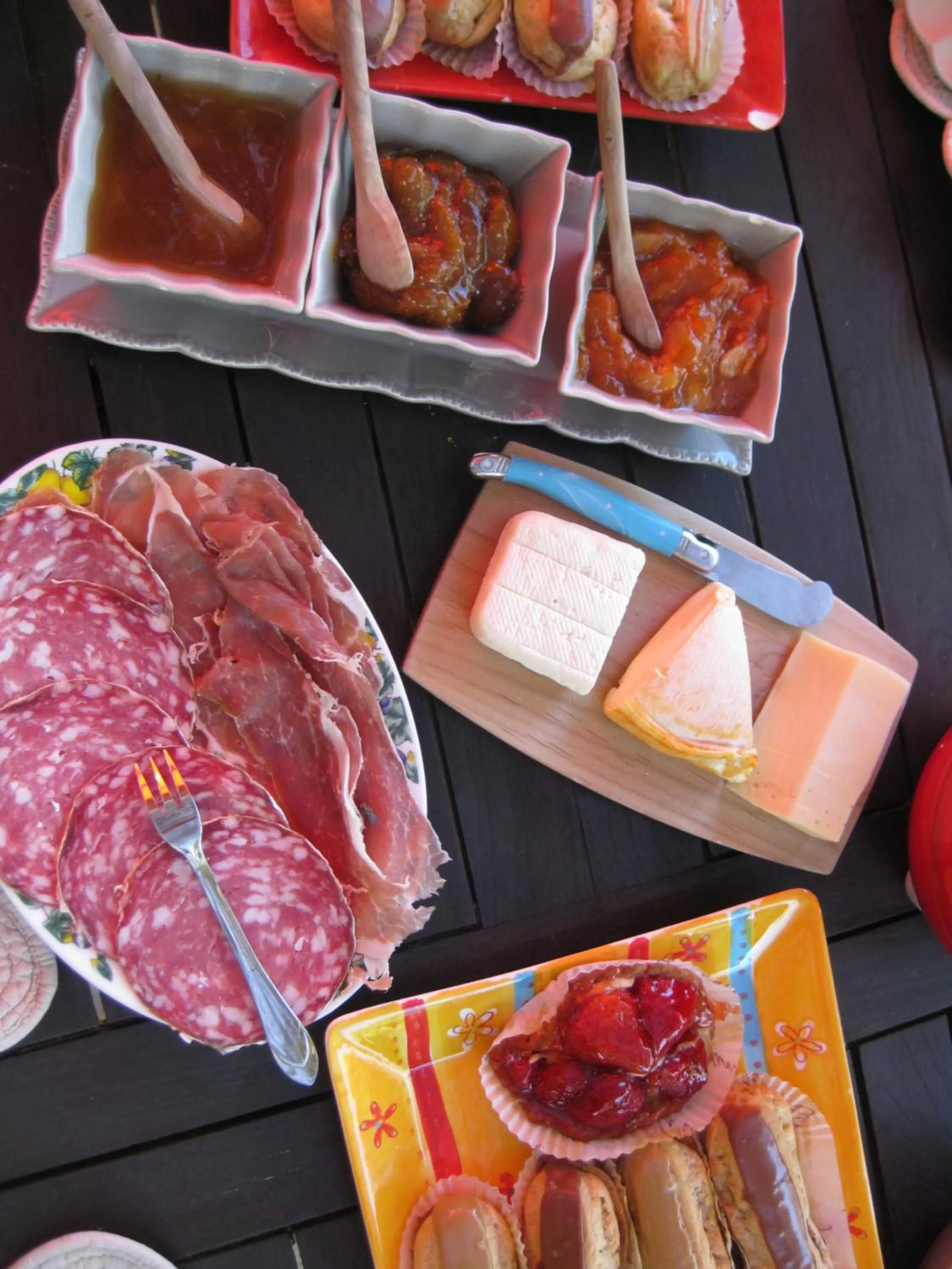 Continental breakfast in Mas Du Roc Bed & Breakfast