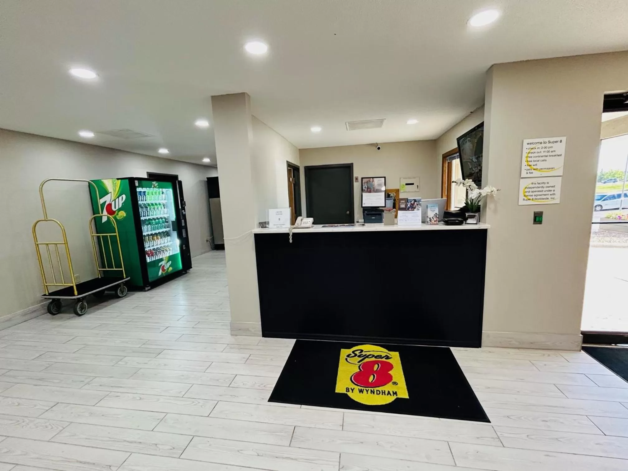 Lobby or reception in Super 8 by Wyndham Hot Springs