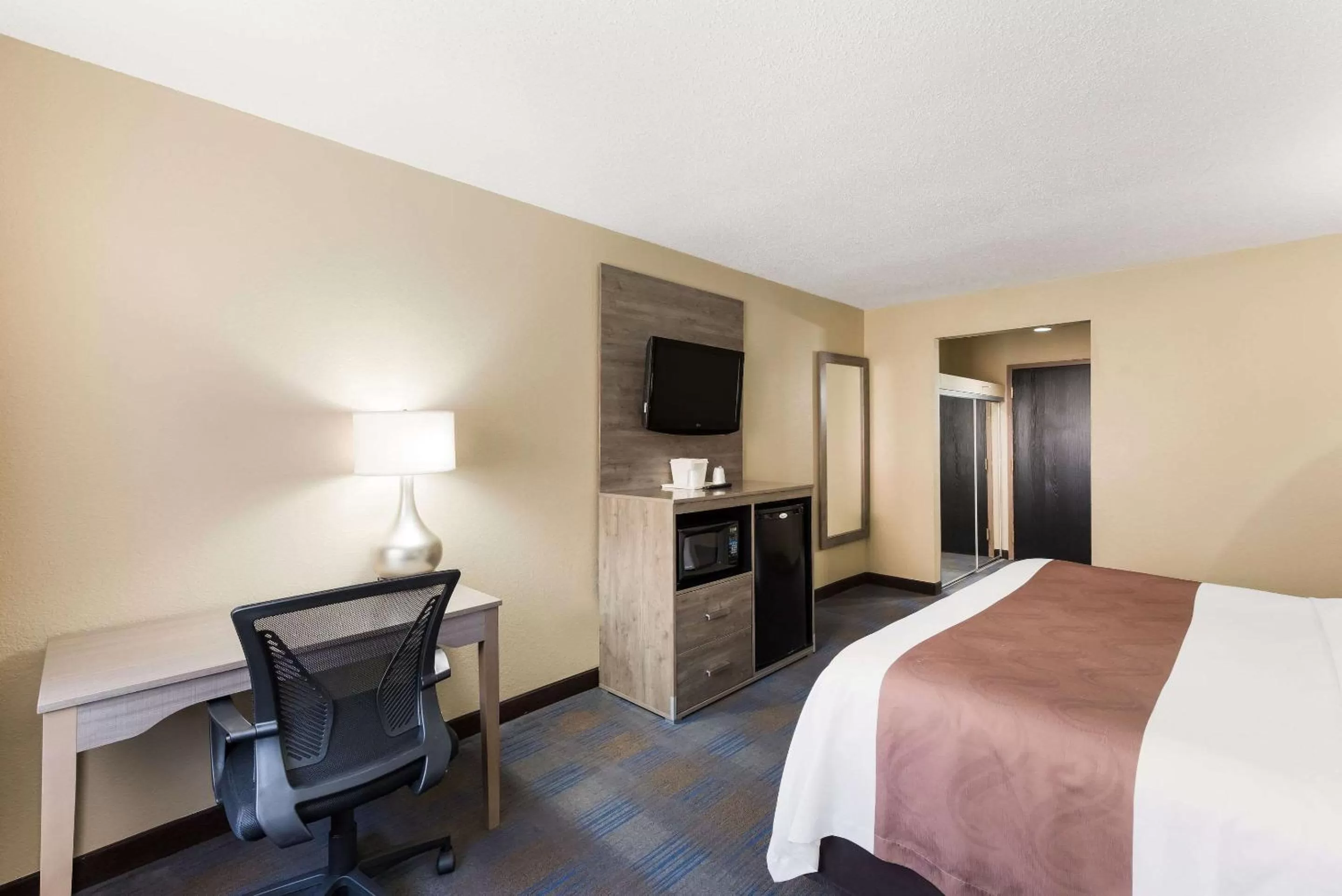 Bedroom, Bed in Quality Inn Upper Sandusky